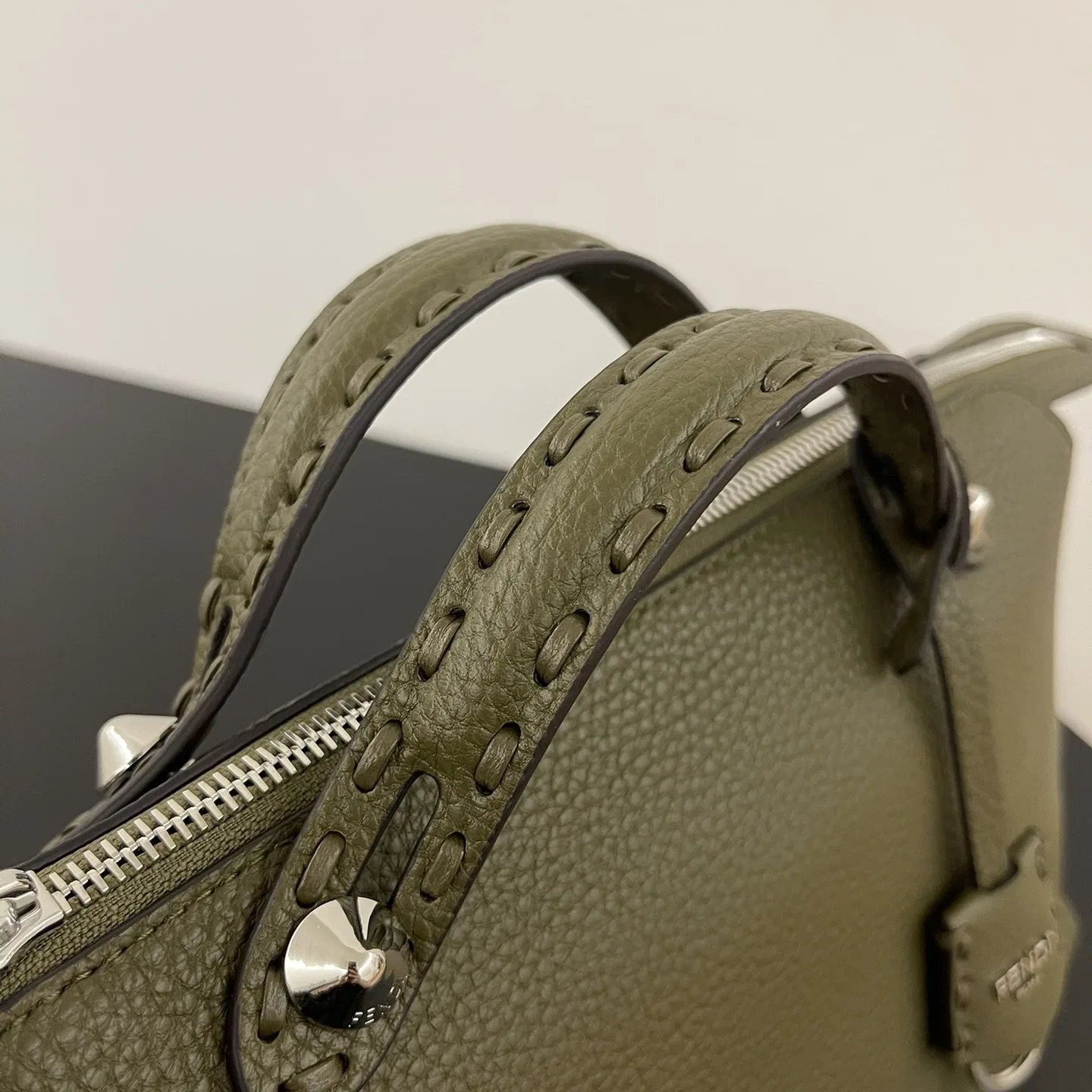 FEN 27FW CMBSDWE 072 크로스백 3