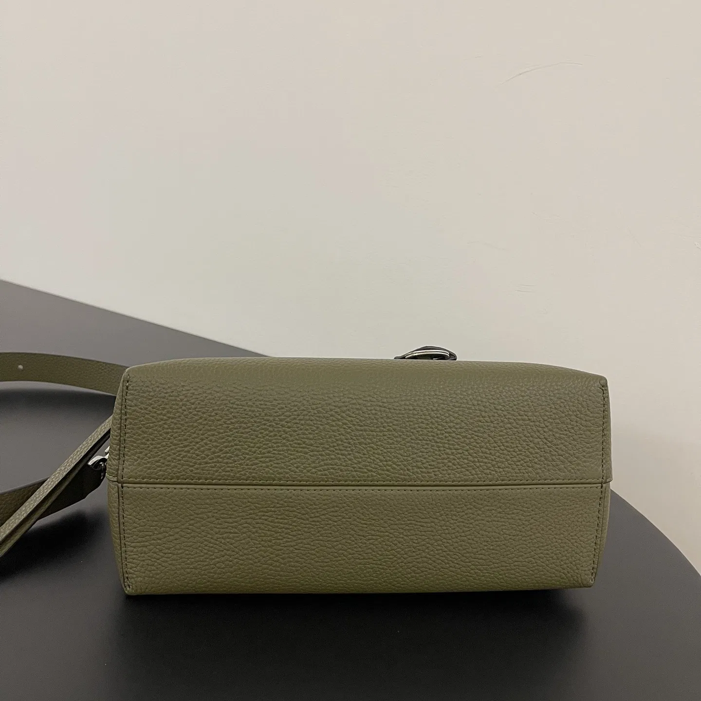 FEN 27FW CMBSDWE 072 크로스백 5