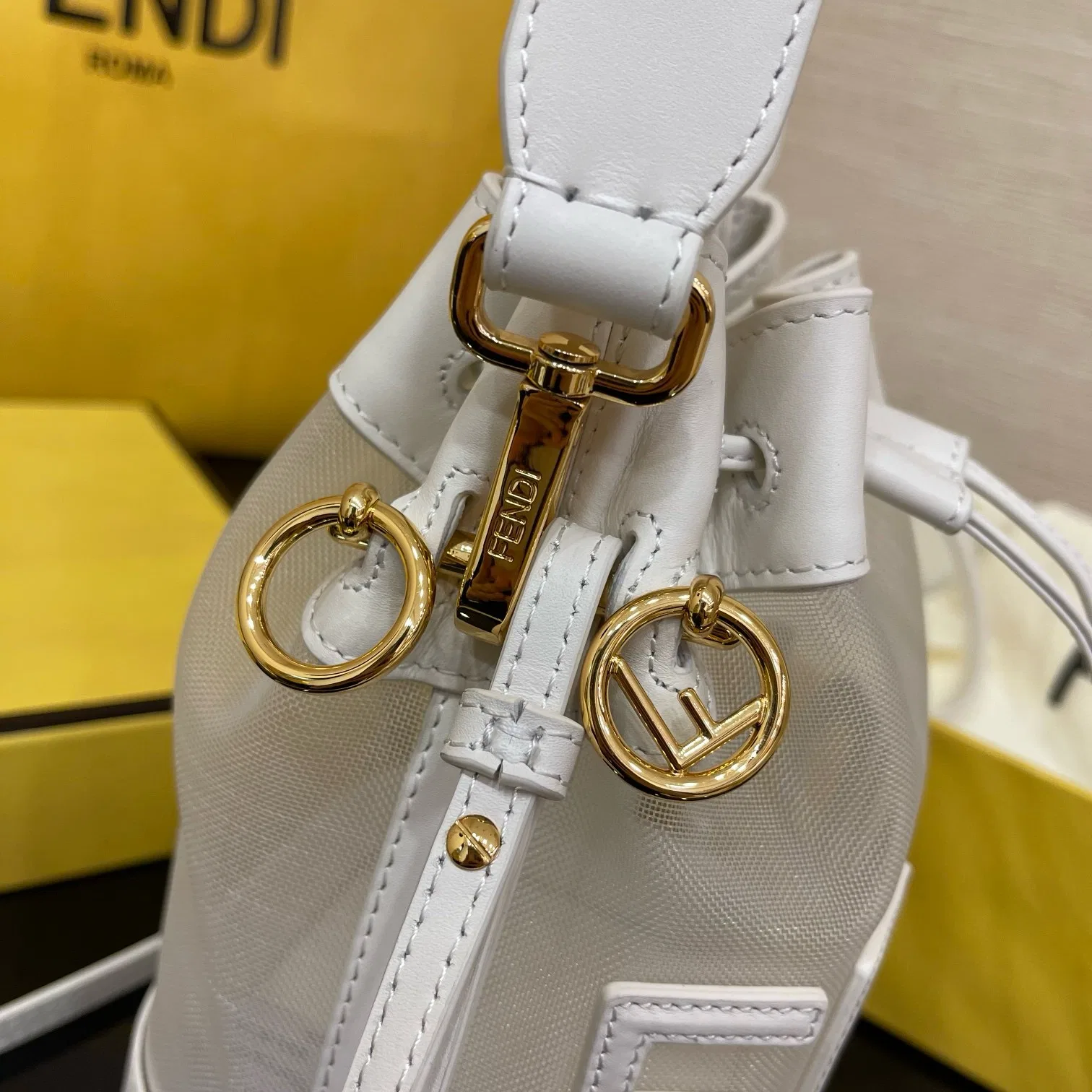 FEN 27FW CMBSDWE 088 버킷백 4