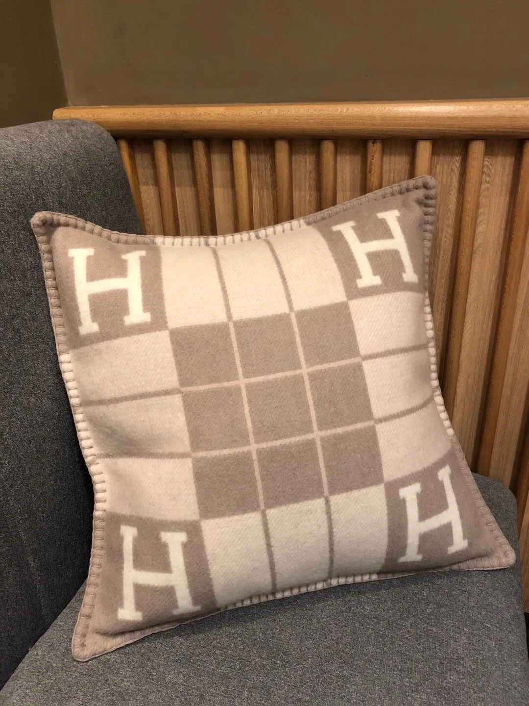 HER 27FW AENZSWQ 008 쇼파베게