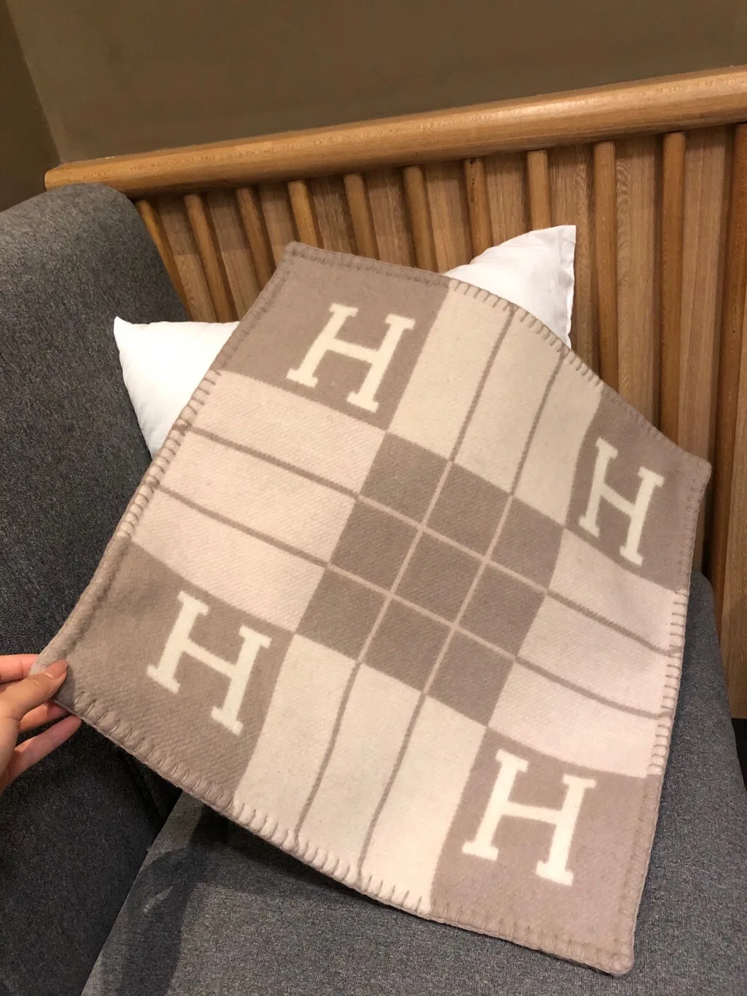 HER 27FW AENZSWQ 008 쇼파베게 4