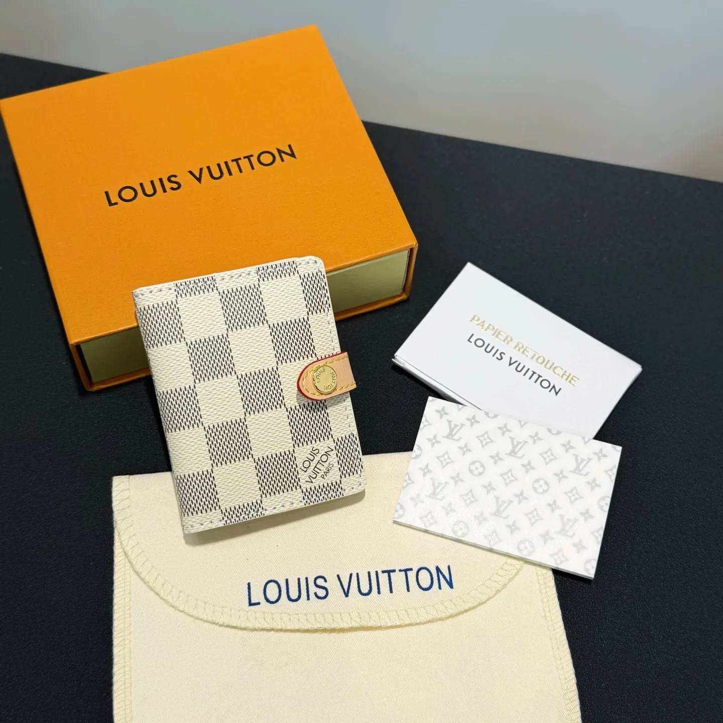 LV 27FW AKUCGHD 009 지갑