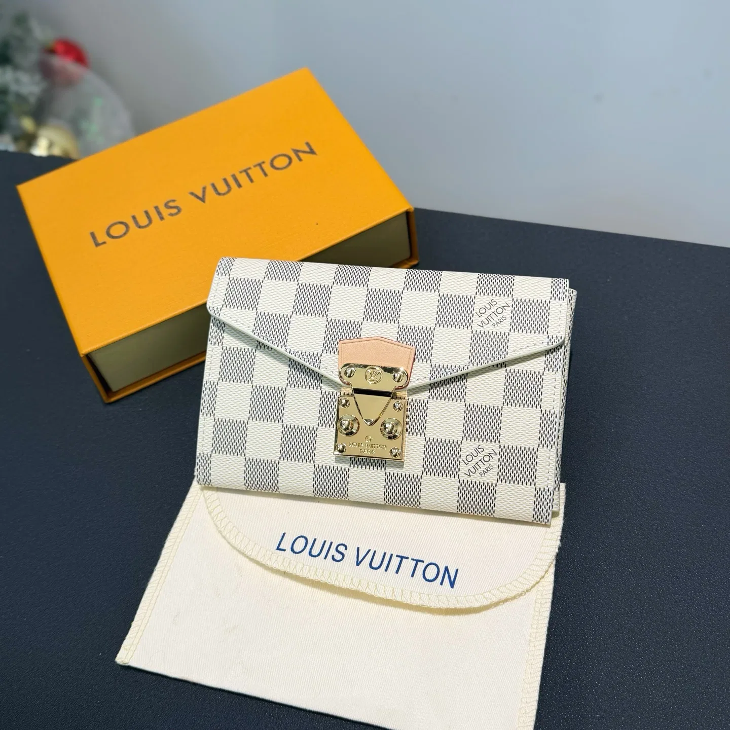 LV 27FW AKUCGHD 010 지갑
