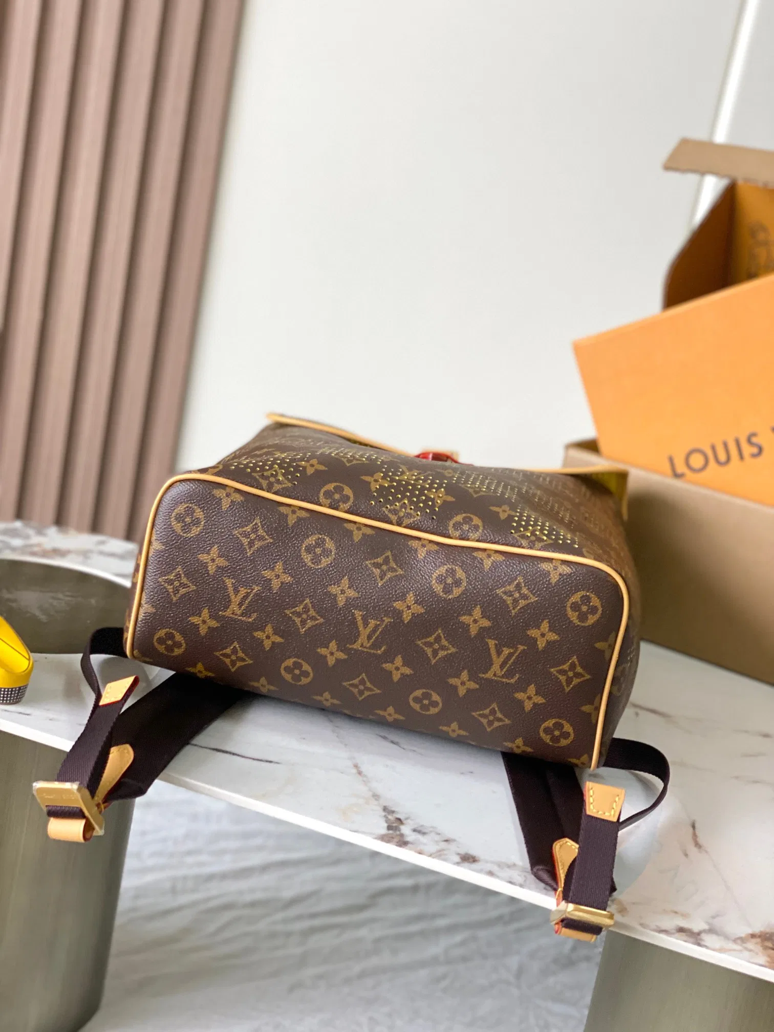 LV 27FW AKUCGHD 088 백팩 4
