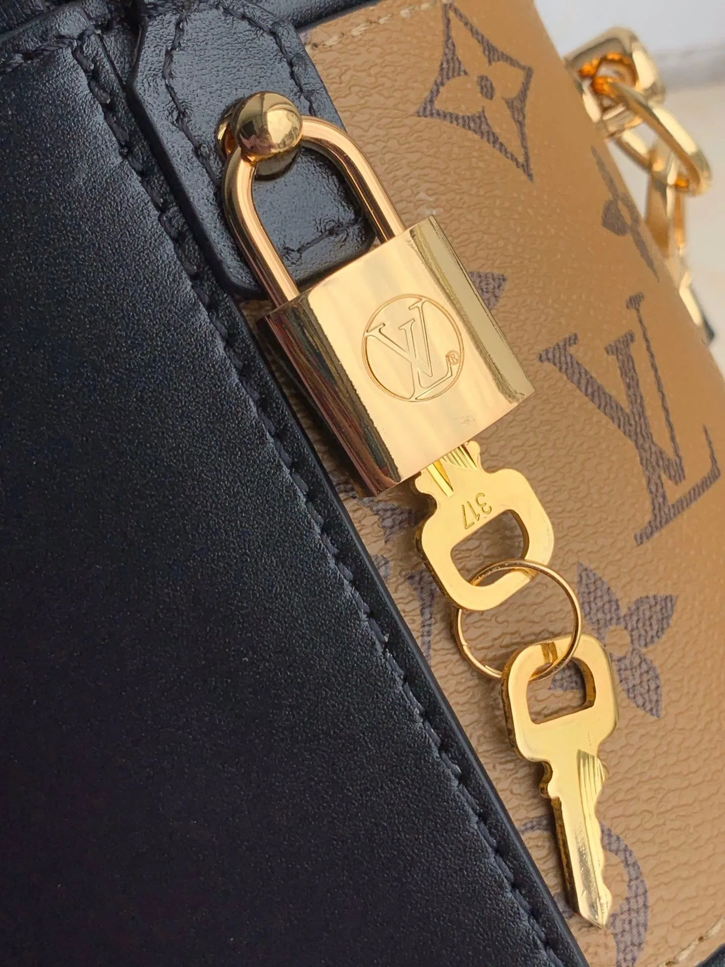 LV 27FW EJMGZXH 062 버킷백 5