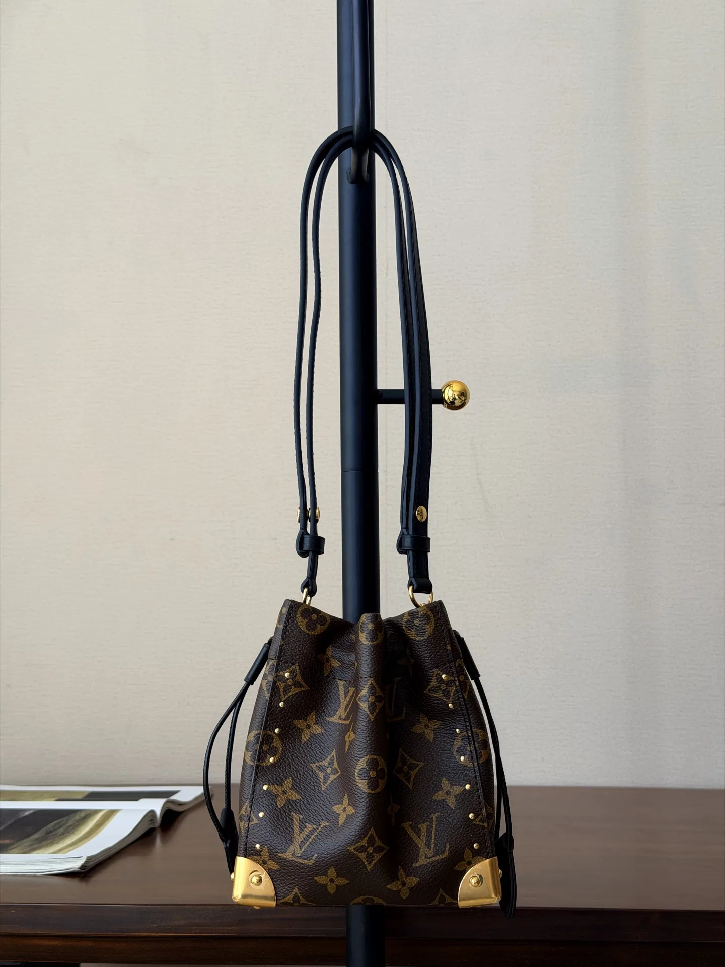 LV 27FW HOSLVLO 009 버킷백