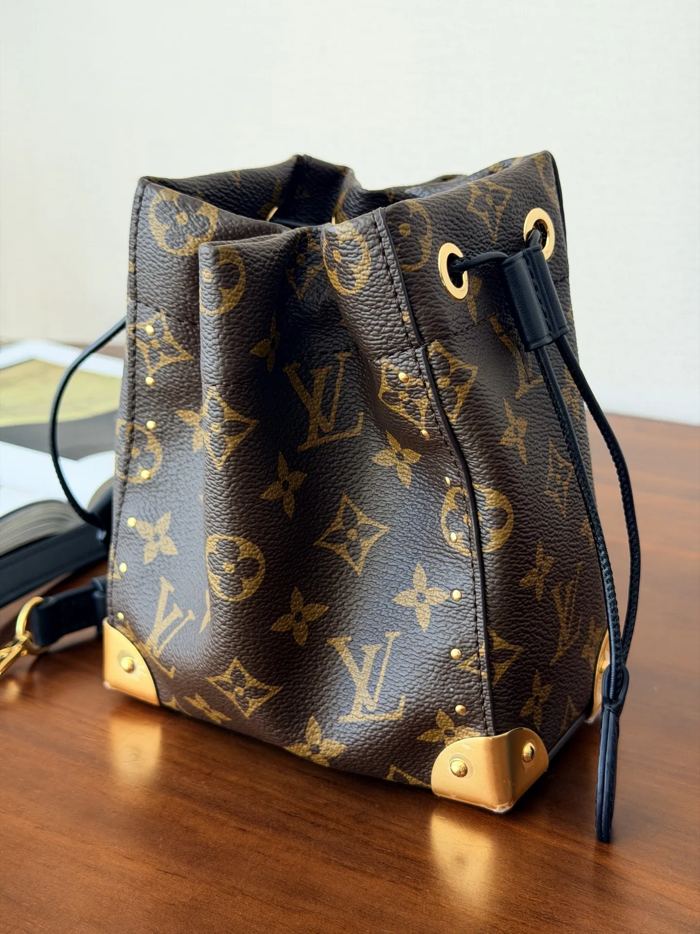 LV 27FW HOSLVLO 009 버킷백 3