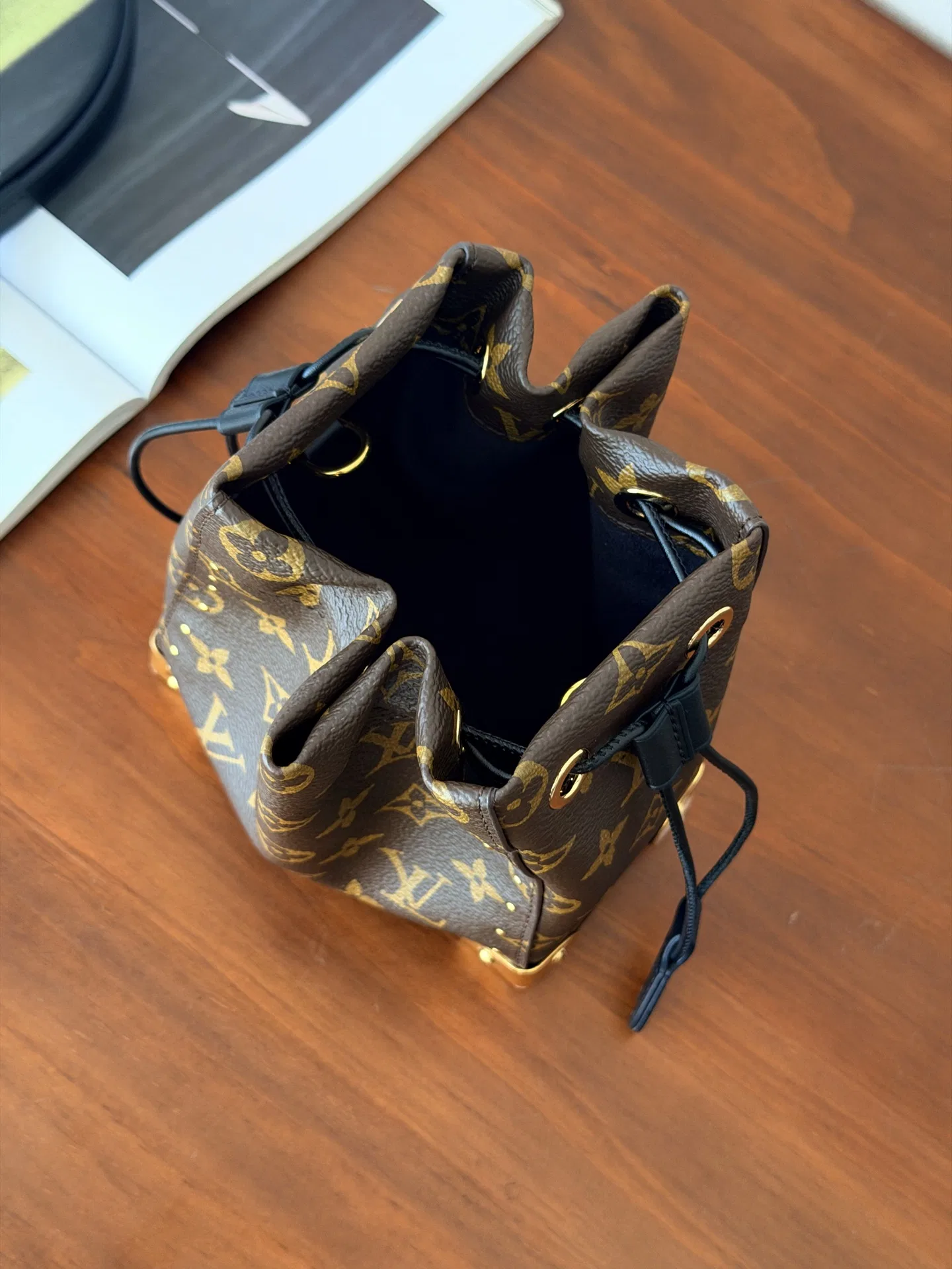 LV 27FW HOSLVLO 009 버킷백 4