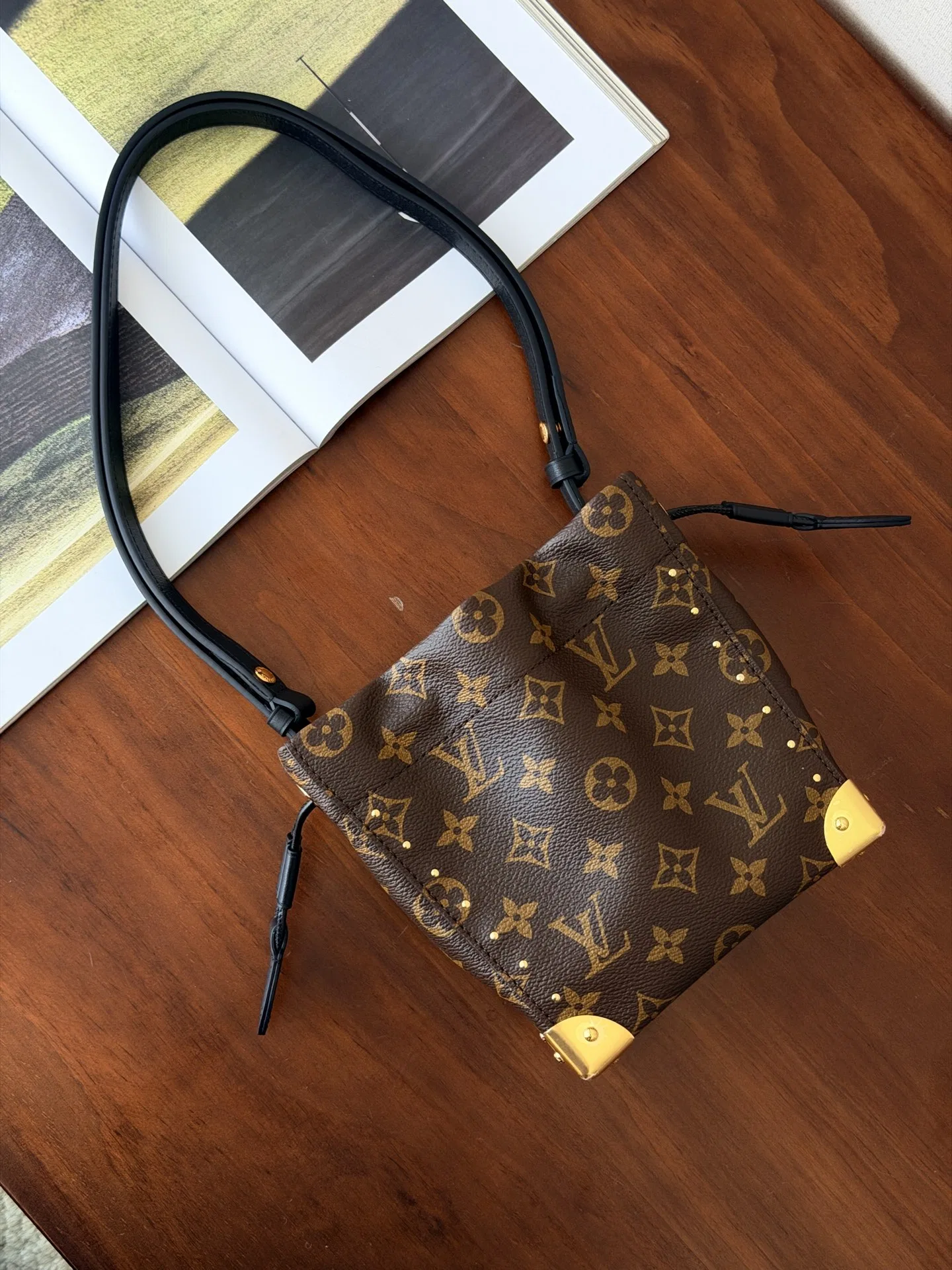 LV 27FW HOSLVLO 009 버킷백 5