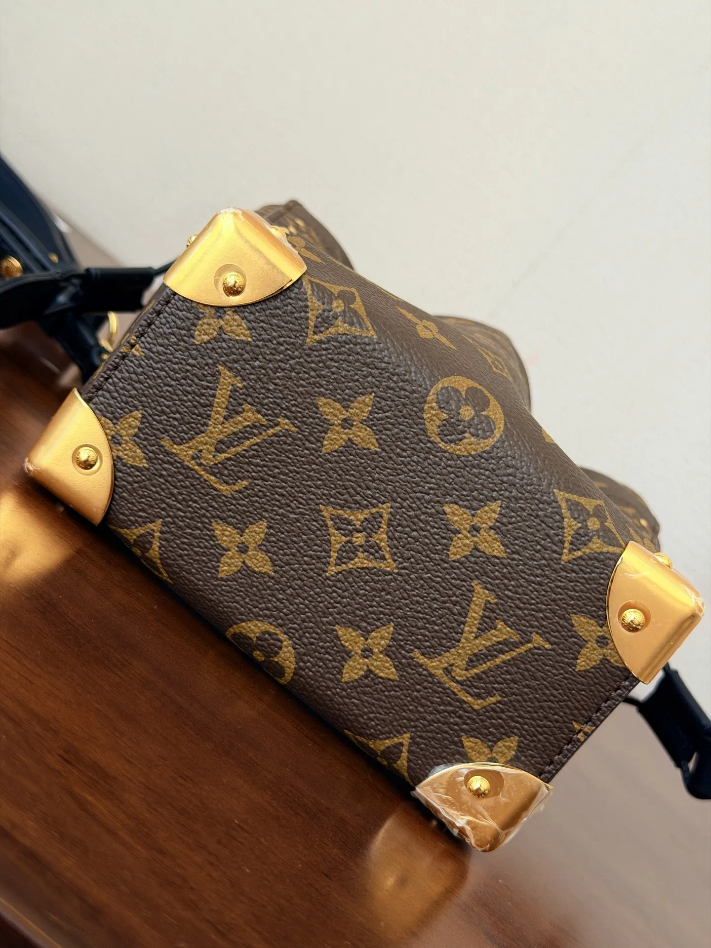 LV 27FW HOSLVLO 009 버킷백 6