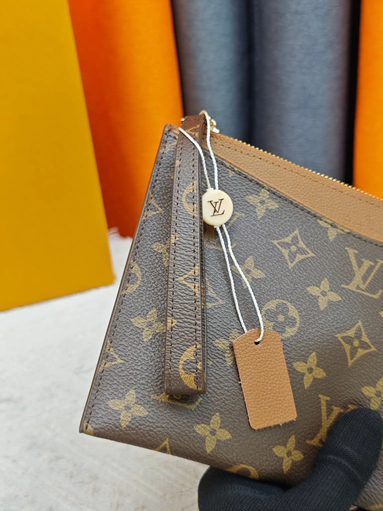LV 27FW JBJVXGJ 061 클러치 5