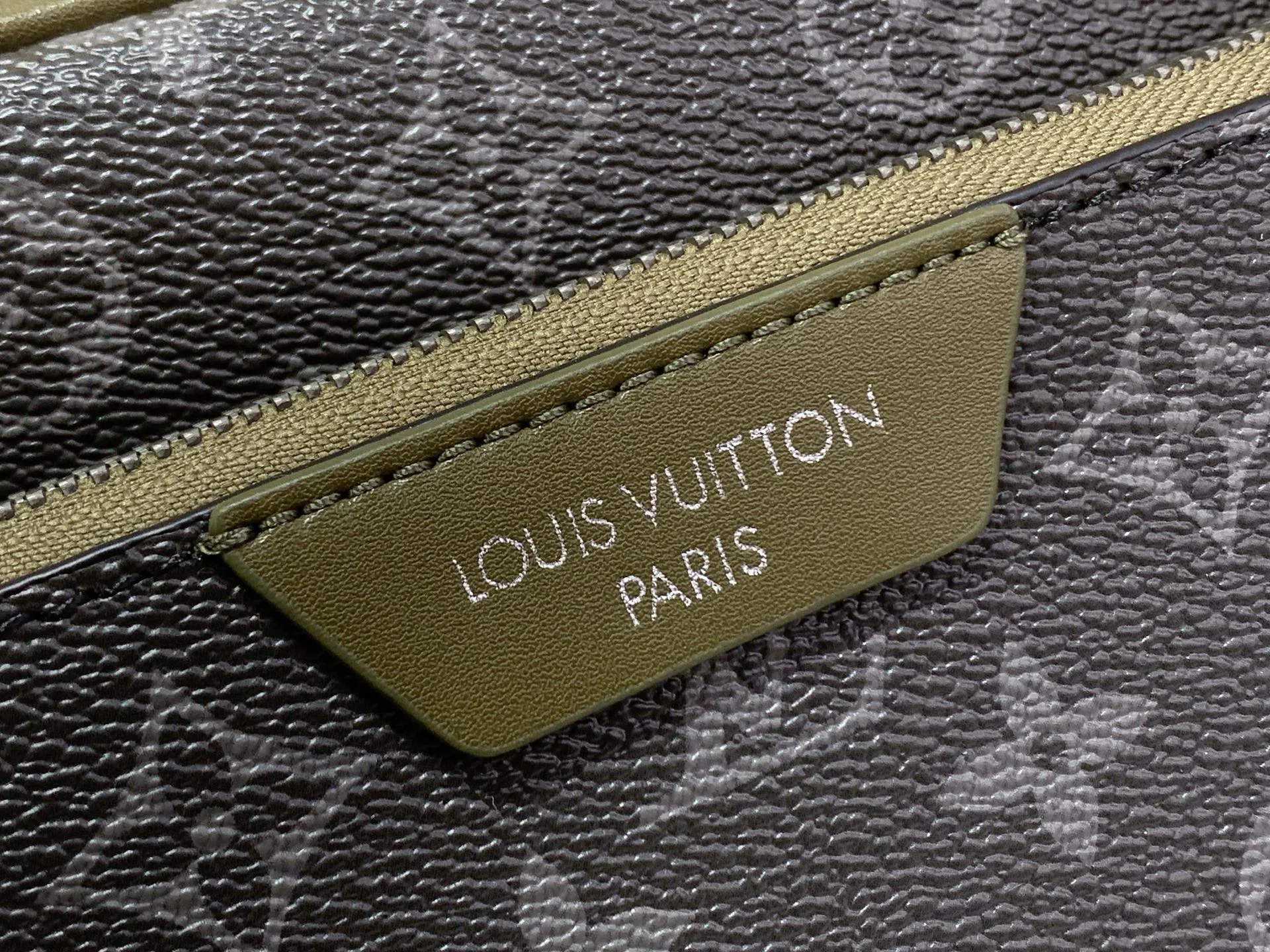 LV 27FW LDWAQLG 129 크로스백 5