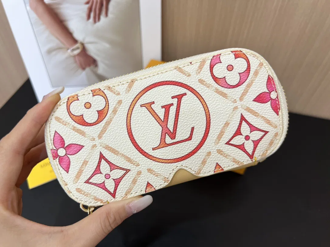 LV 27FW NSOVAAJ 004 선글라스보관함