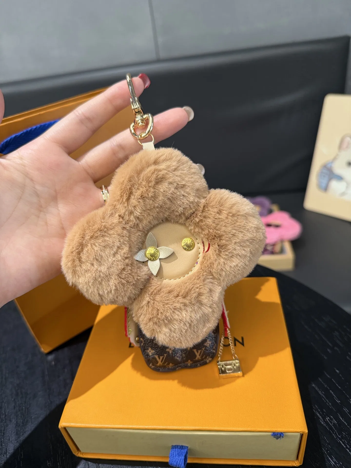 LV 27FW NSOVAAJ 006 키링