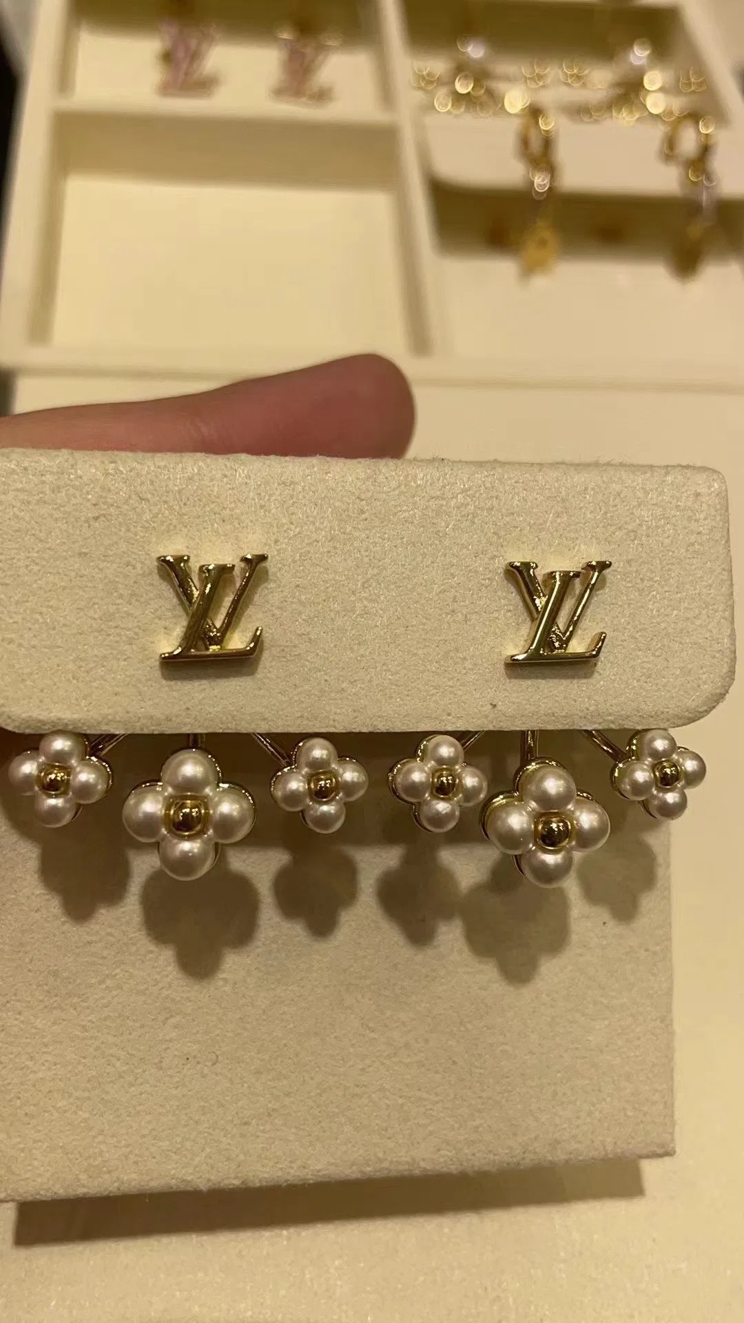 LV 27FW NSOVAAJ 014 귀걸이