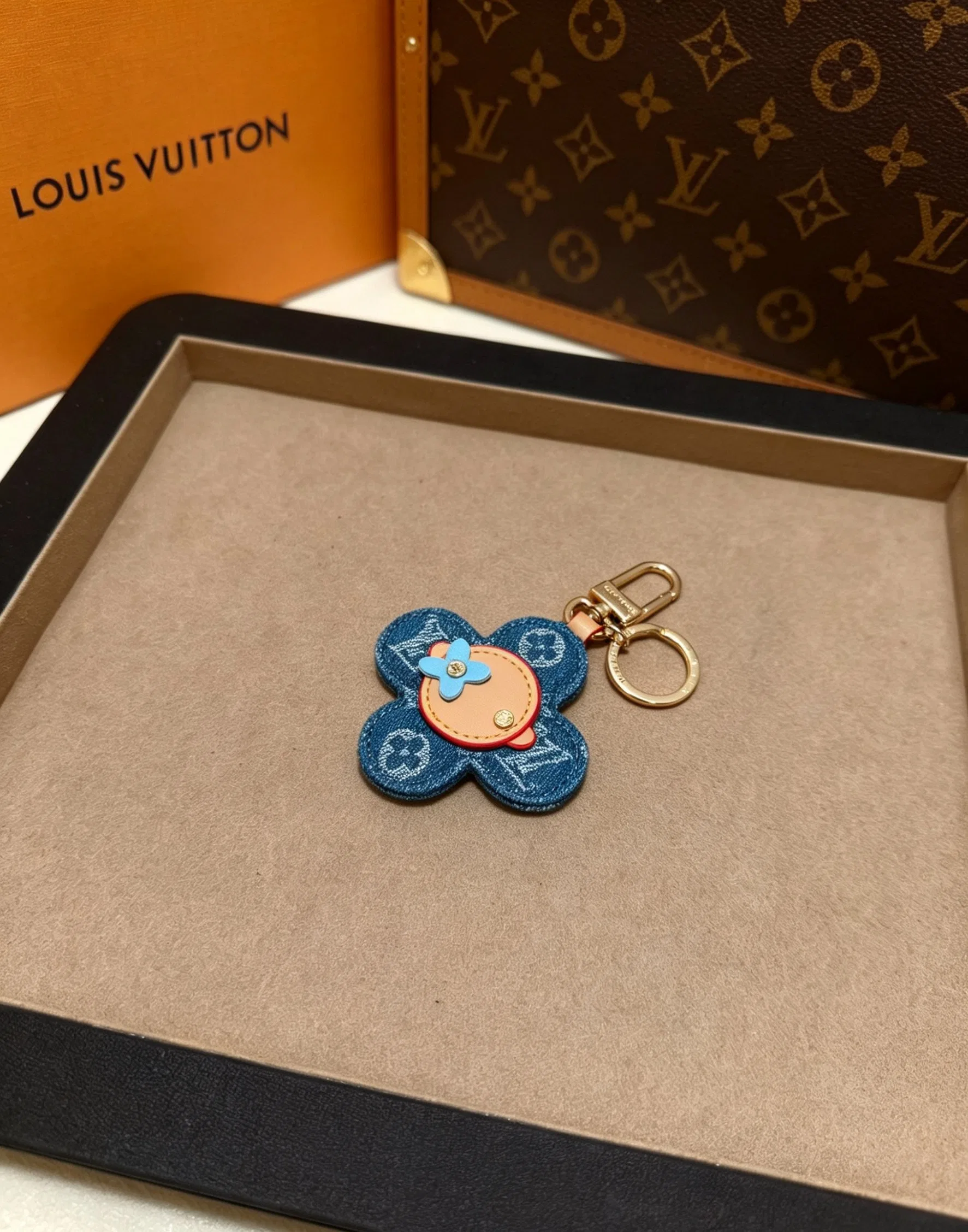 LV 27FW QCBNDNQ 001 키링