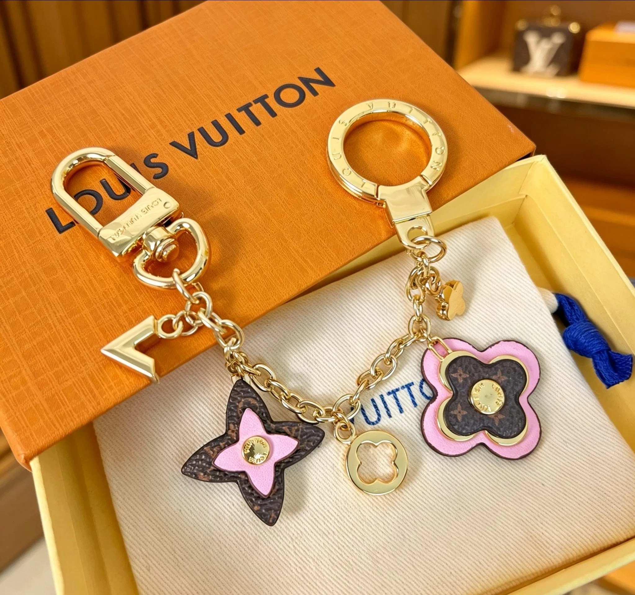 LV 27FW QCBNDNQ 007 키링