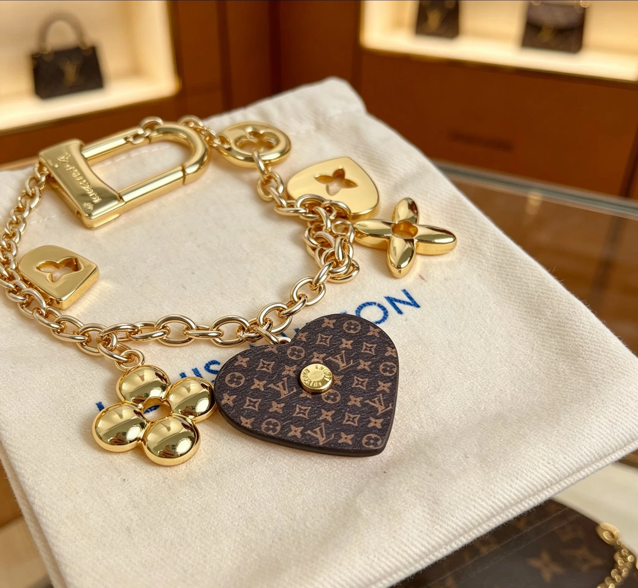 LV 27FW QCBNDNQ 009 키링 6