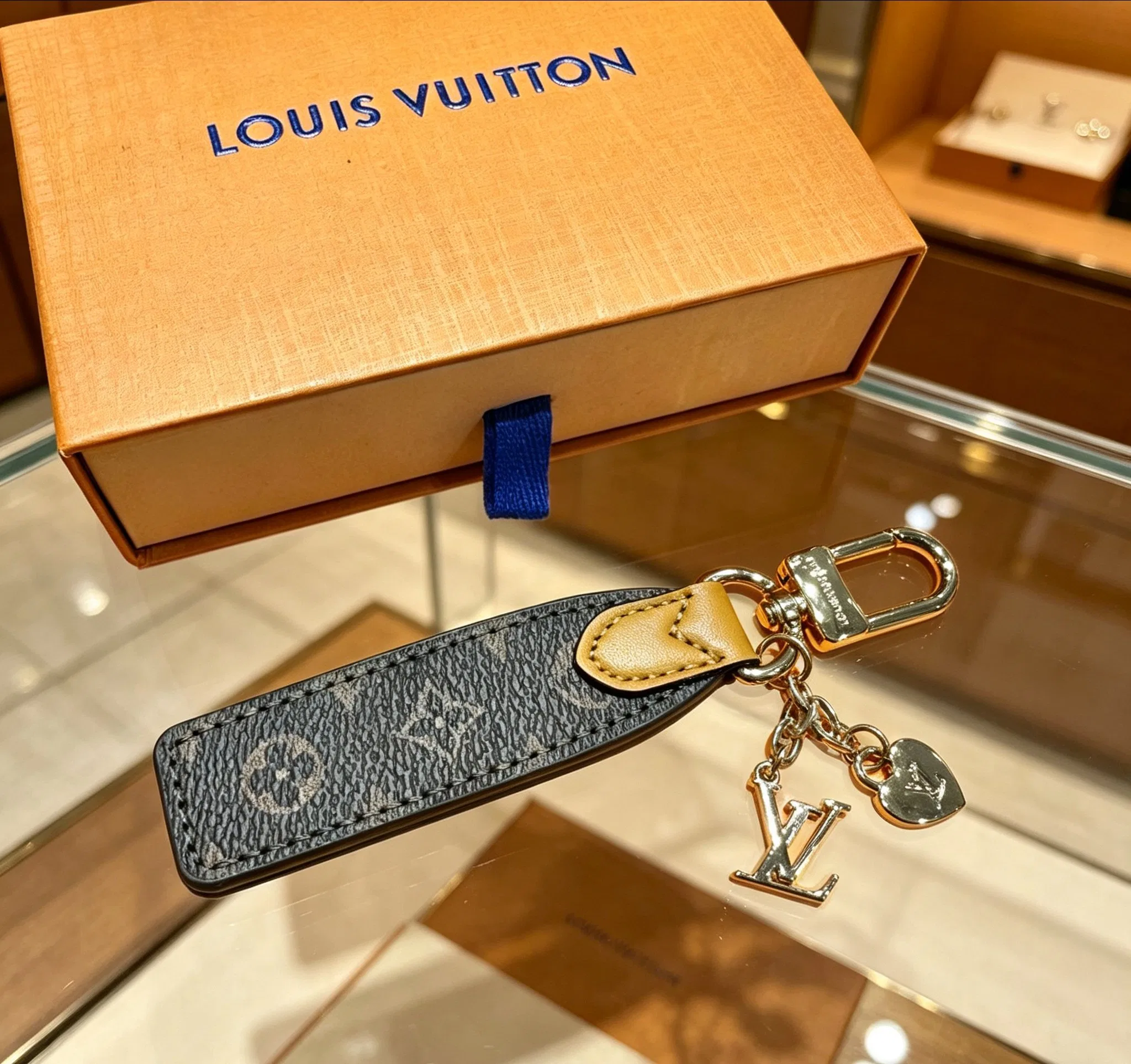 LV 27FW QCBNDNQ 011 키링 4