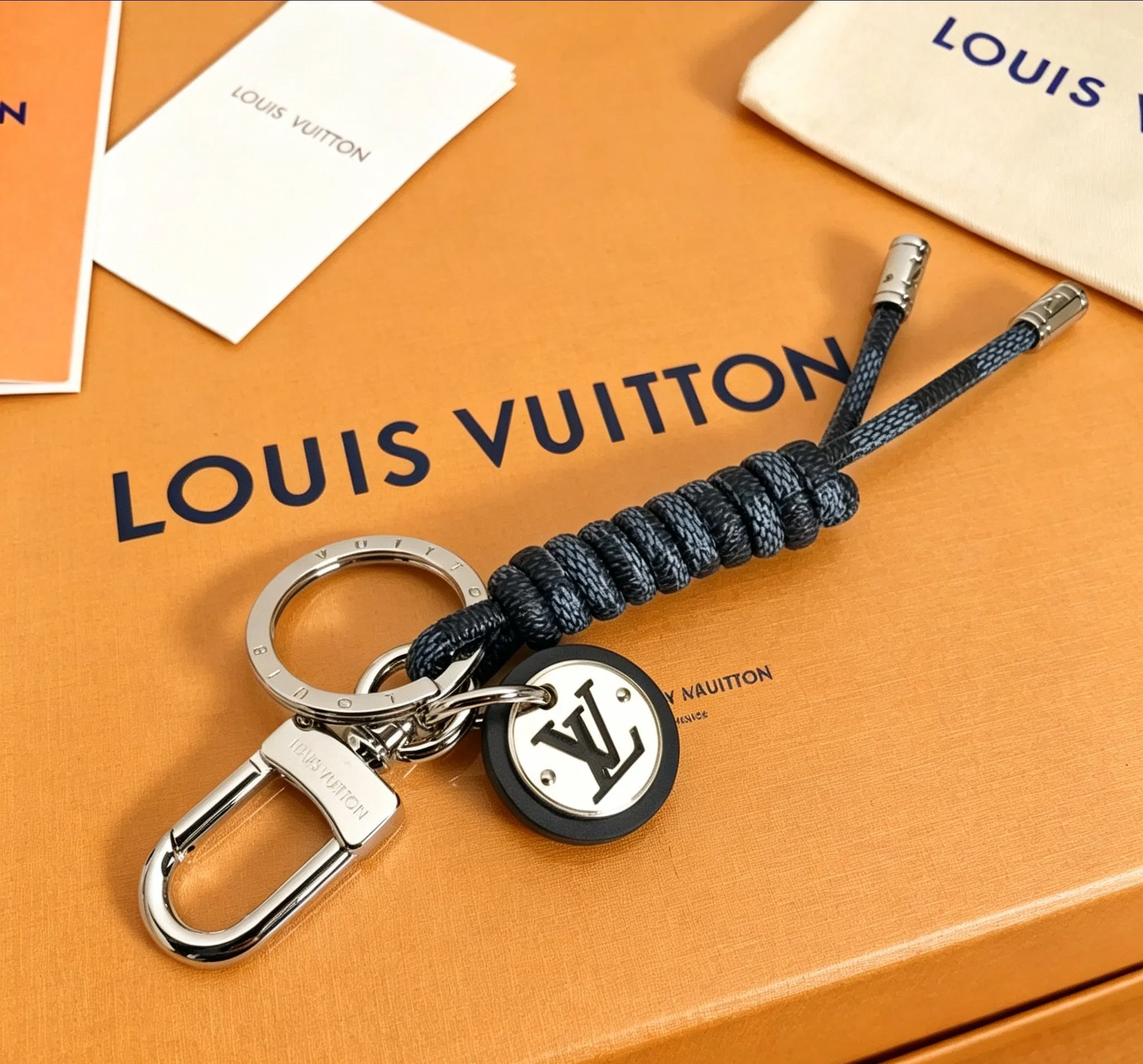 LV 27FW QCBNDNQ 012 키링
