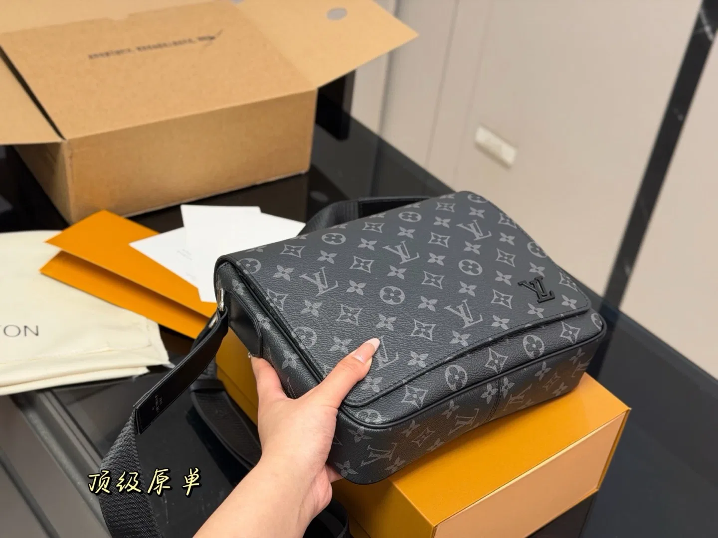 LV 27FW QVUSQNN 108 크로스백 5