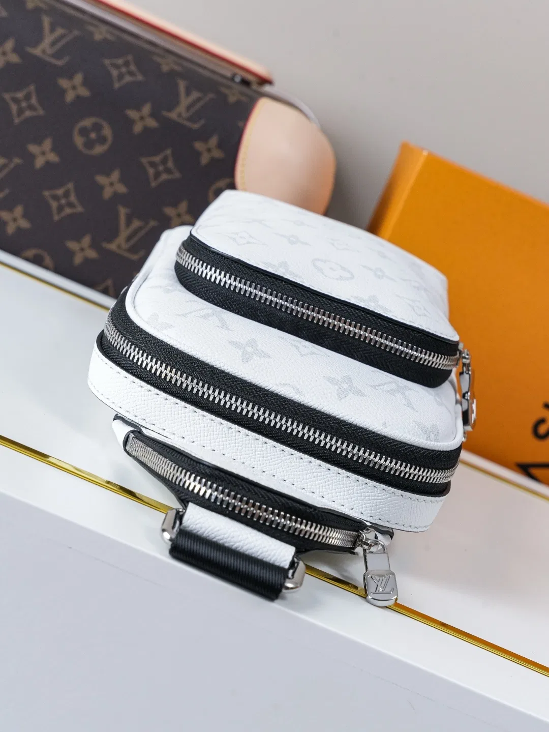 LV 27FW VCICDVH 059 크로스백 6
