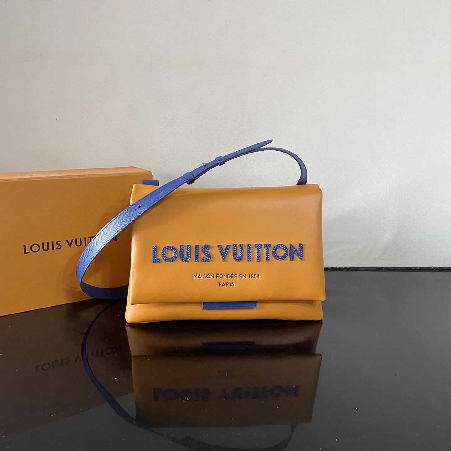 LV 27FW WBOJRAP 069 크로스백