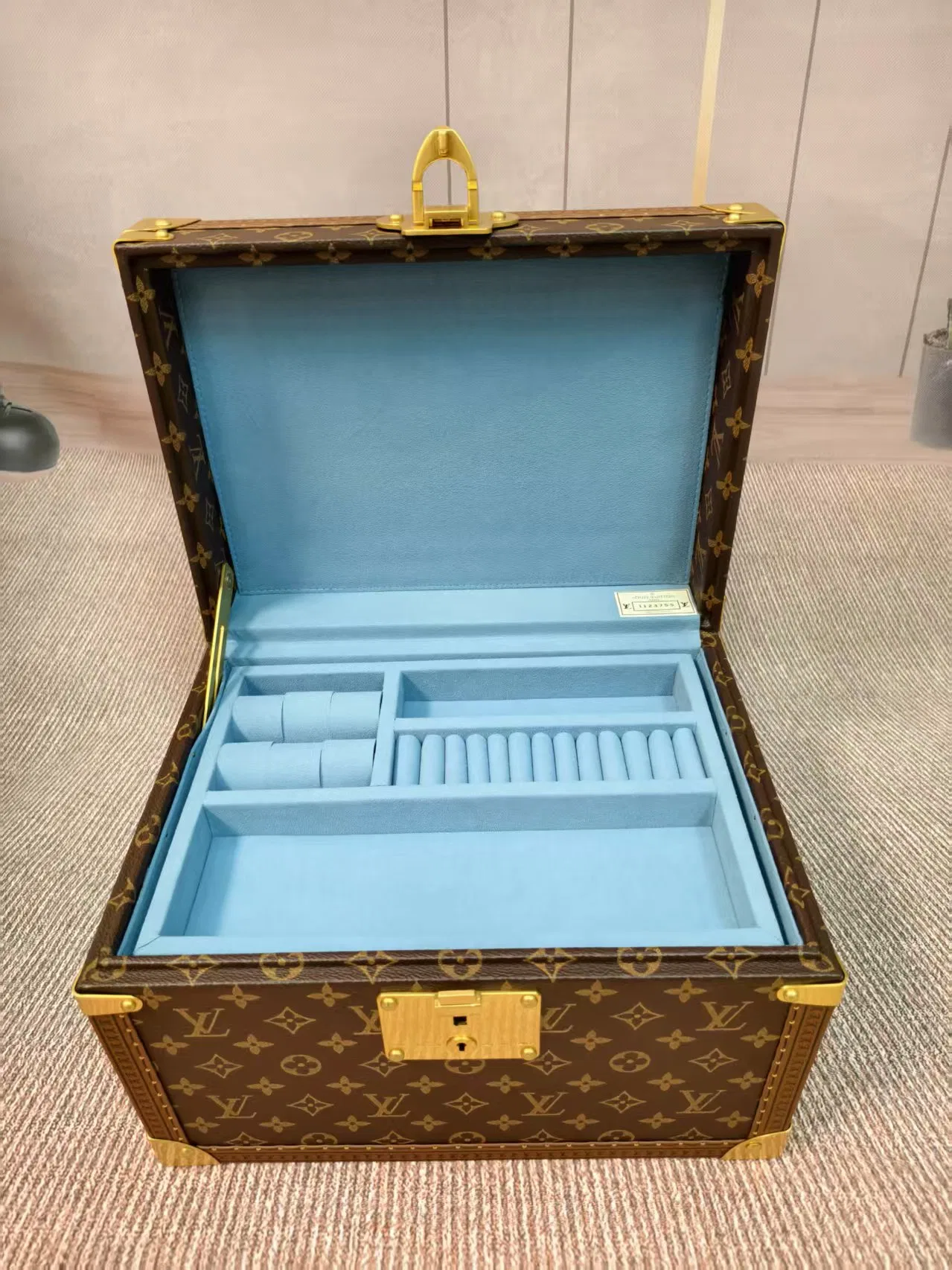 LV 27FW XHWLRED 002 시계보관함 4