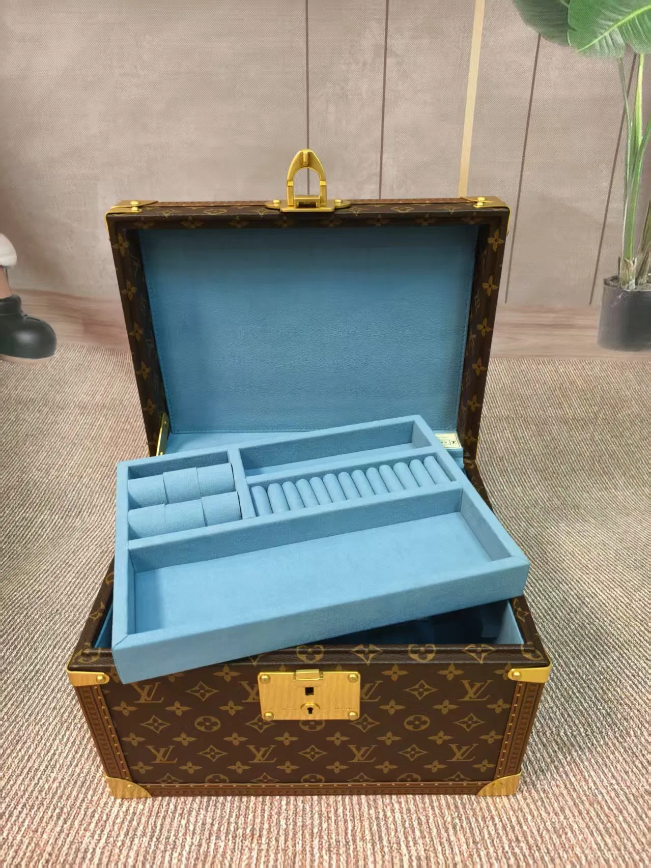 LV 27FW XHWLRED 002 시계보관함 5