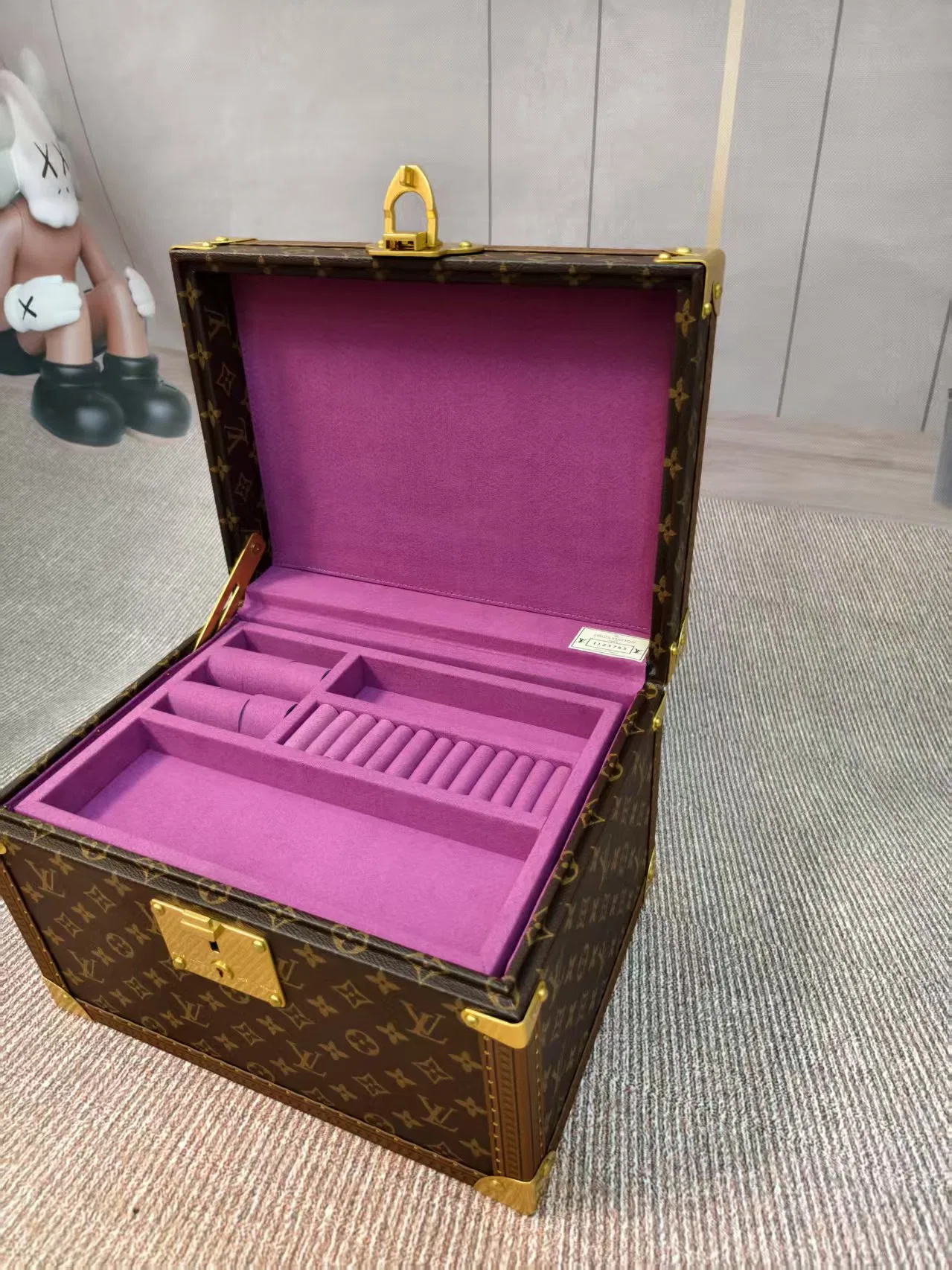 LV 27FW XHWLRED 003 시계보관함 3