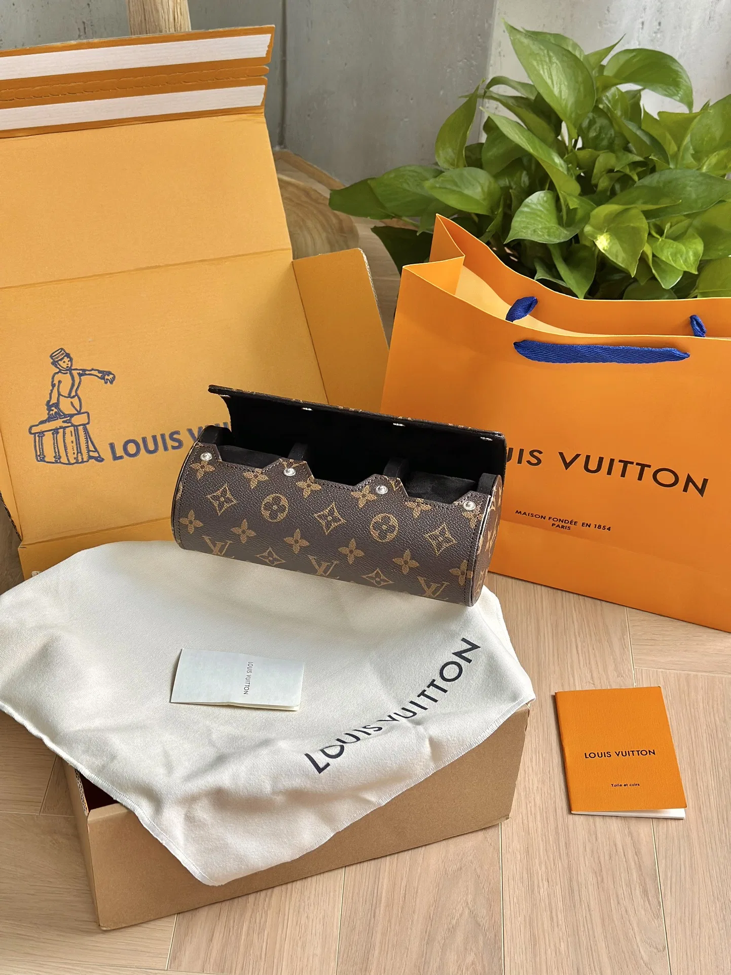 LV 27FW XHWLRED 005 시계보관함