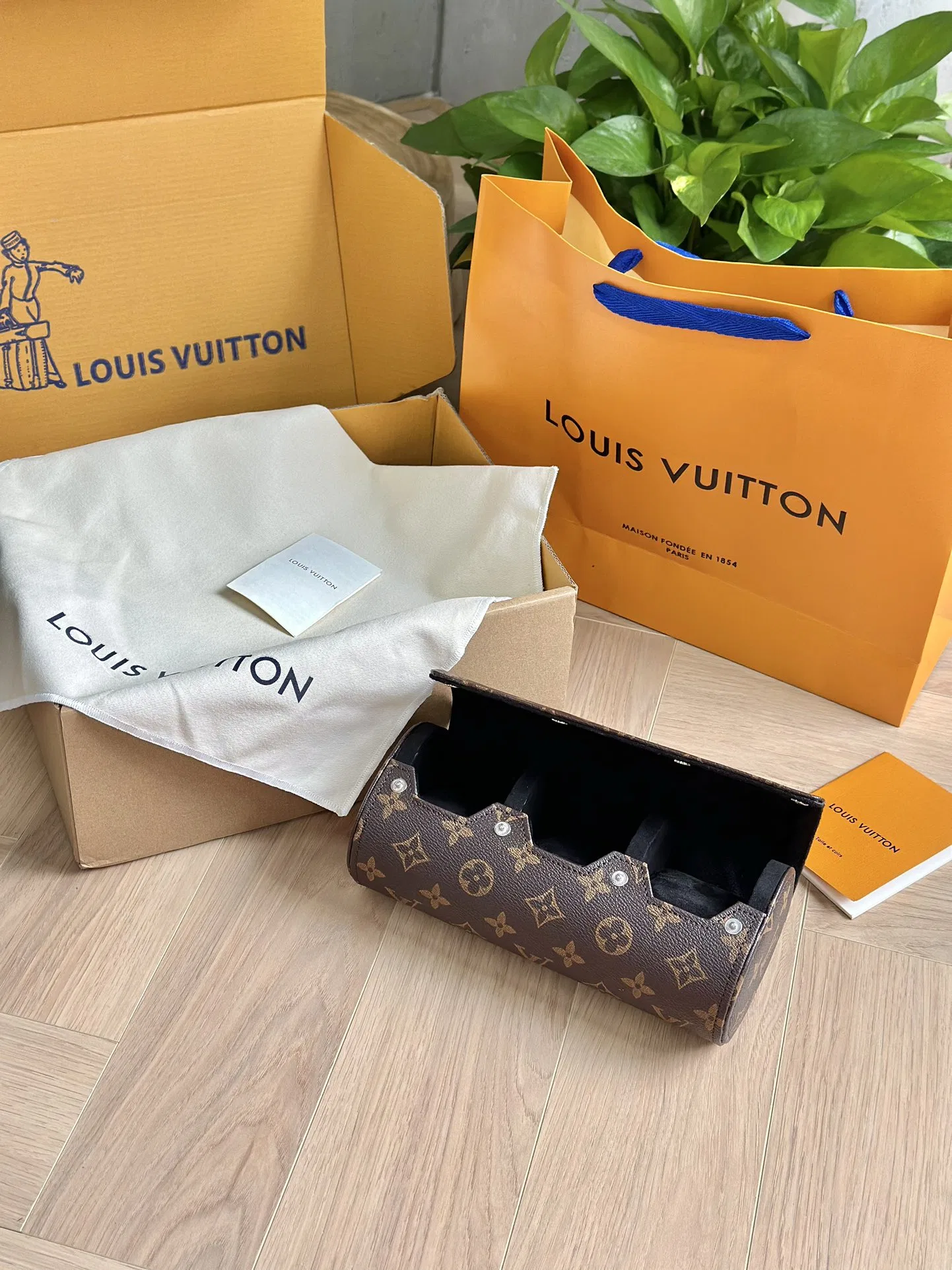 LV 27FW XHWLRED 005 시계보관함 3