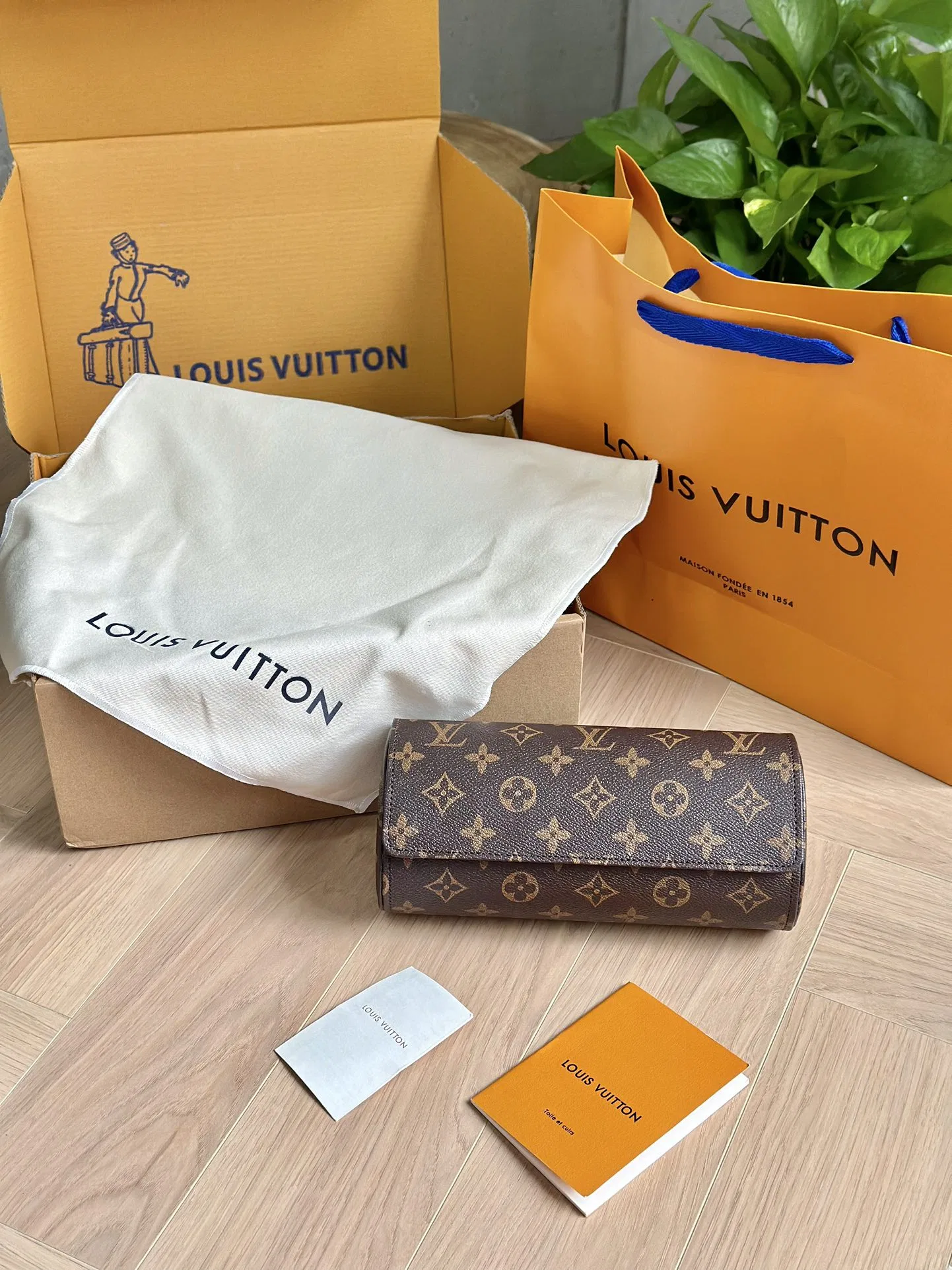 LV 27FW XHWLRED 005 시계보관함 5