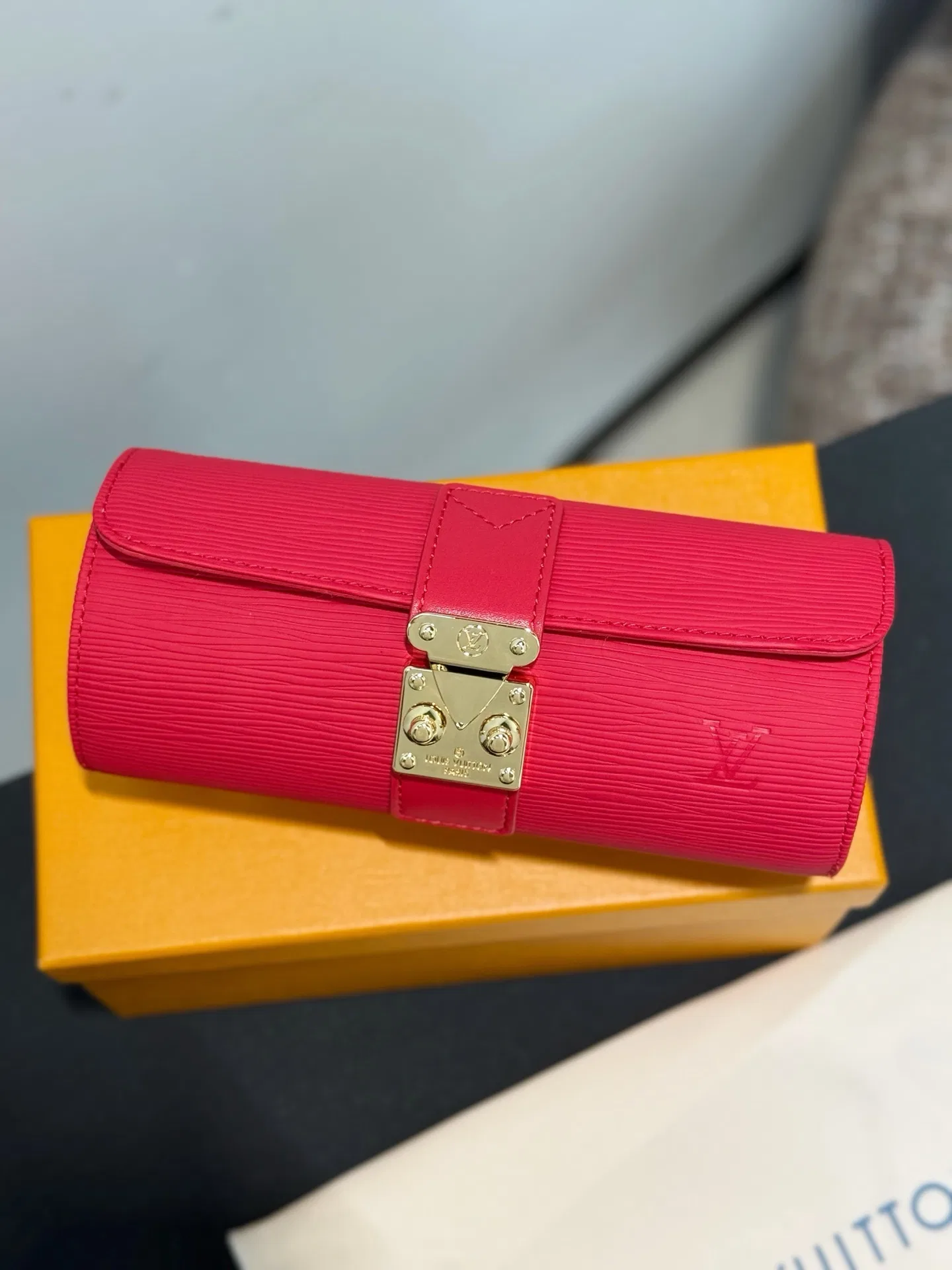 LV 27FW XHWLRED 006 시계보관함 4