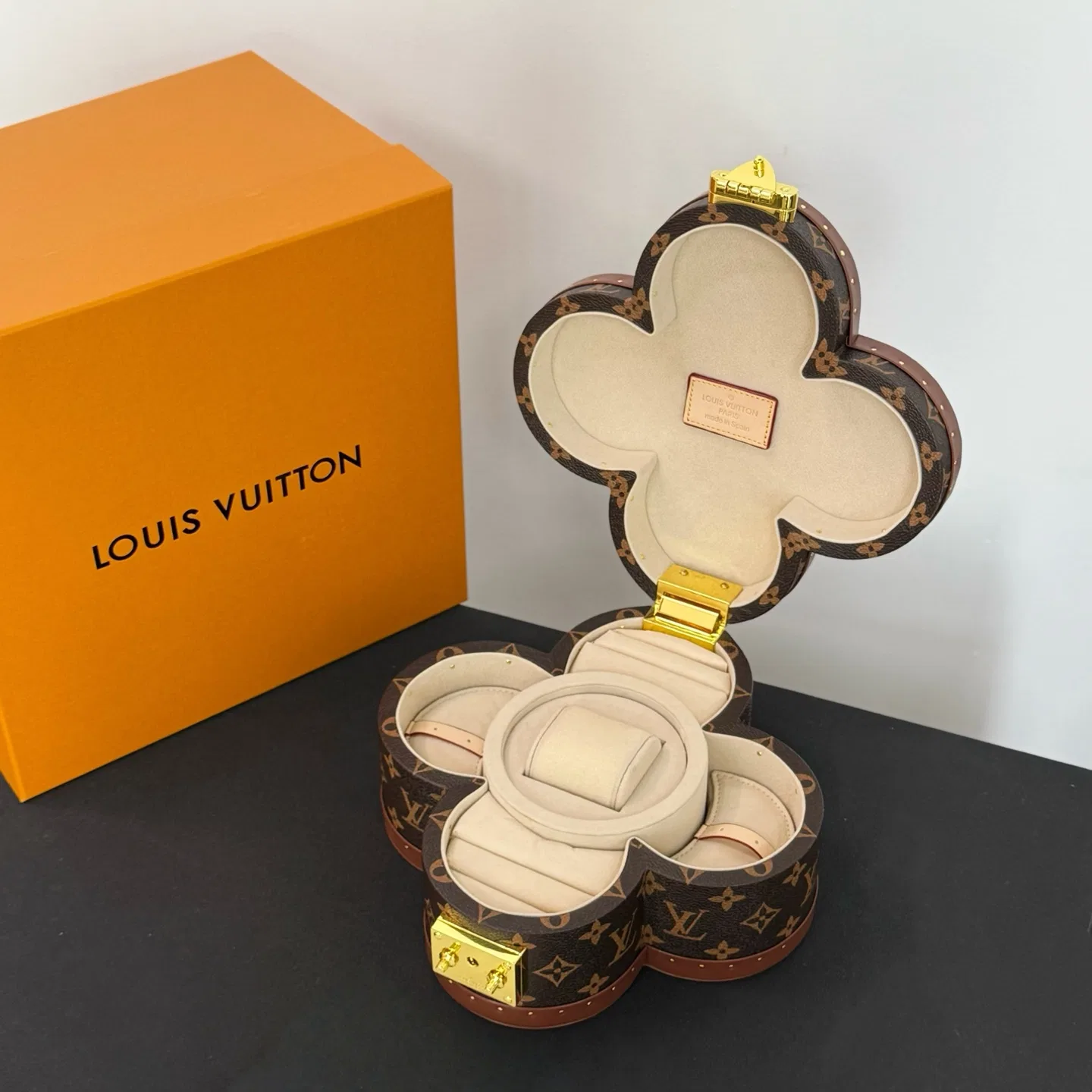 LV 27FW XHWLRED 008 악세사리보관함