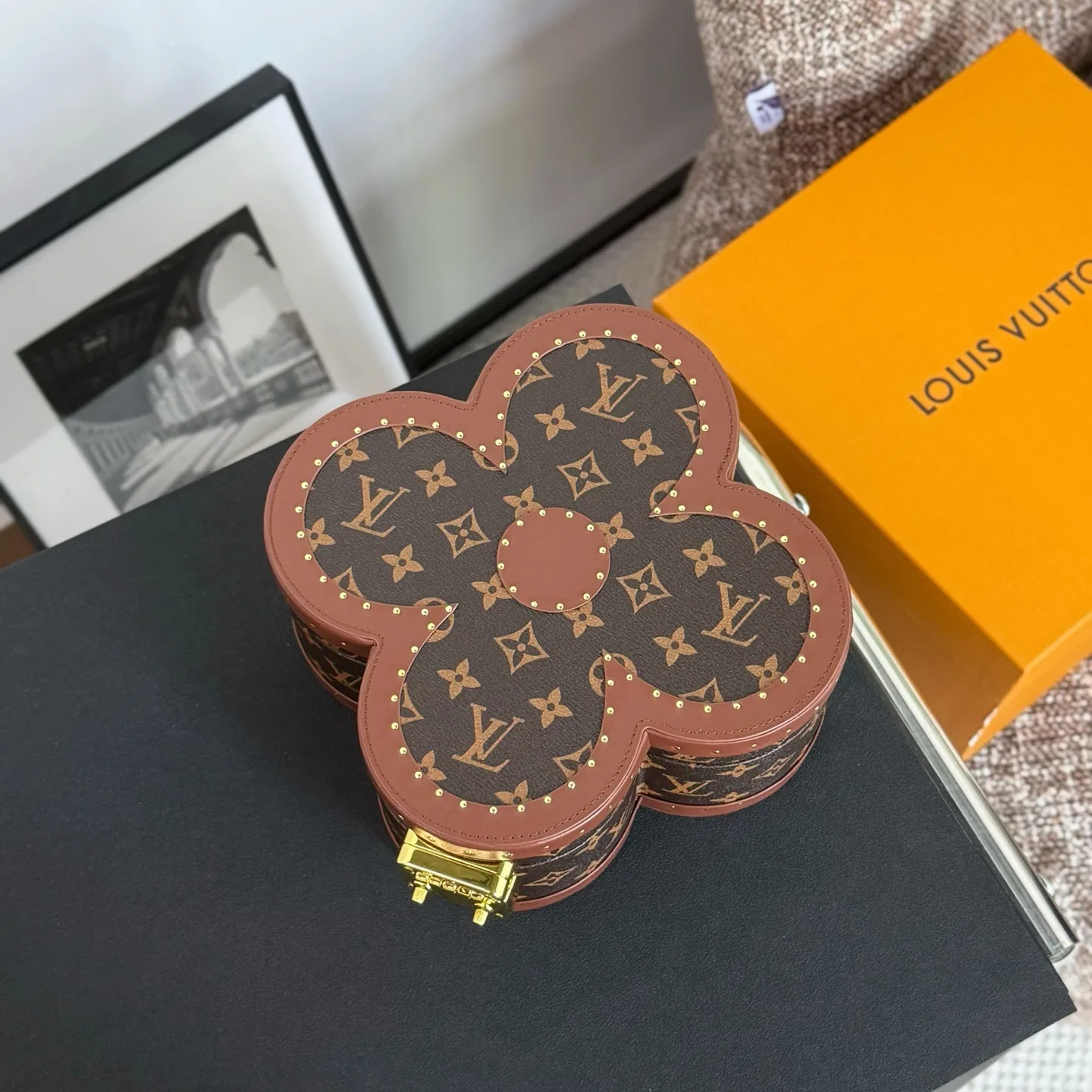 LV 27FW XHWLRED 008 악세사리보관함 3