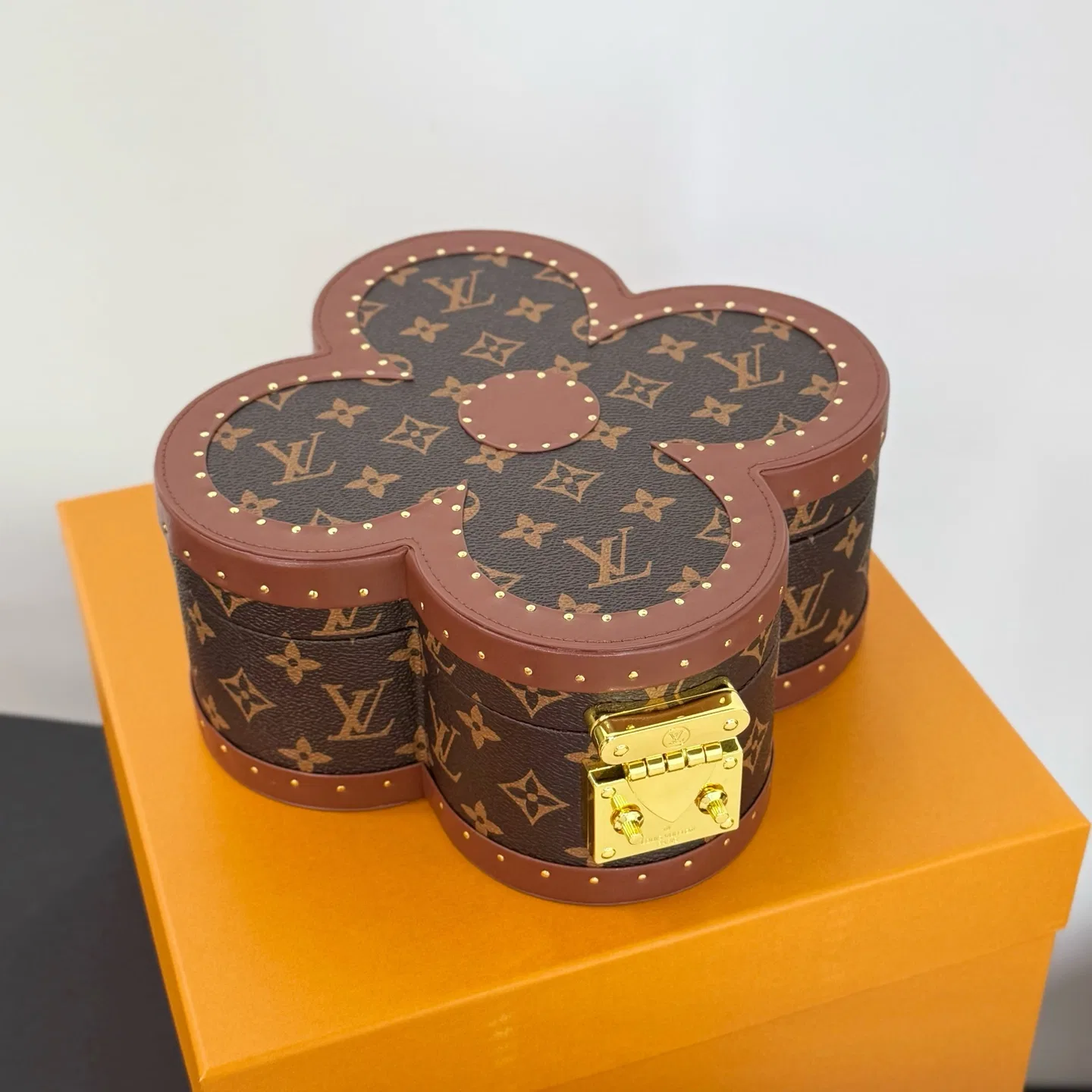 LV 27FW XHWLRED 008 악세사리보관함 4