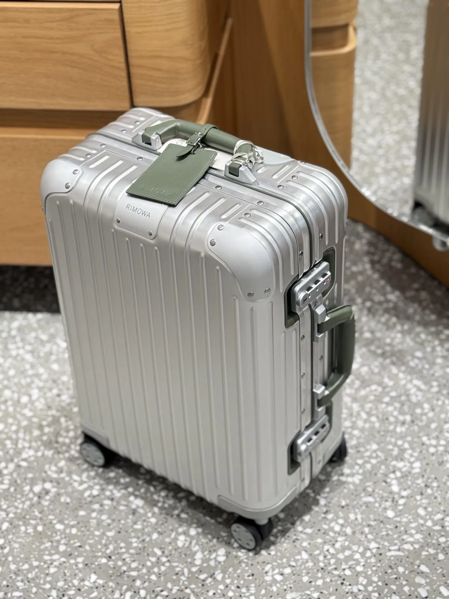 RIMOWA 27FW MNMWFBJ 002 캐리어