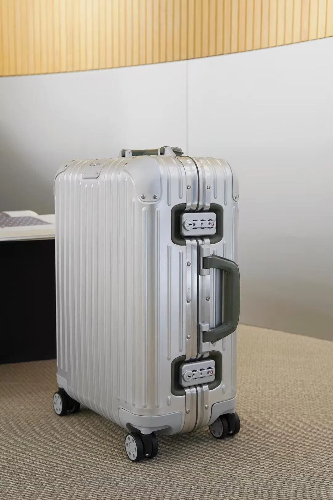 RIMOWA 27FW MNMWFBJ 002 캐리어 3
