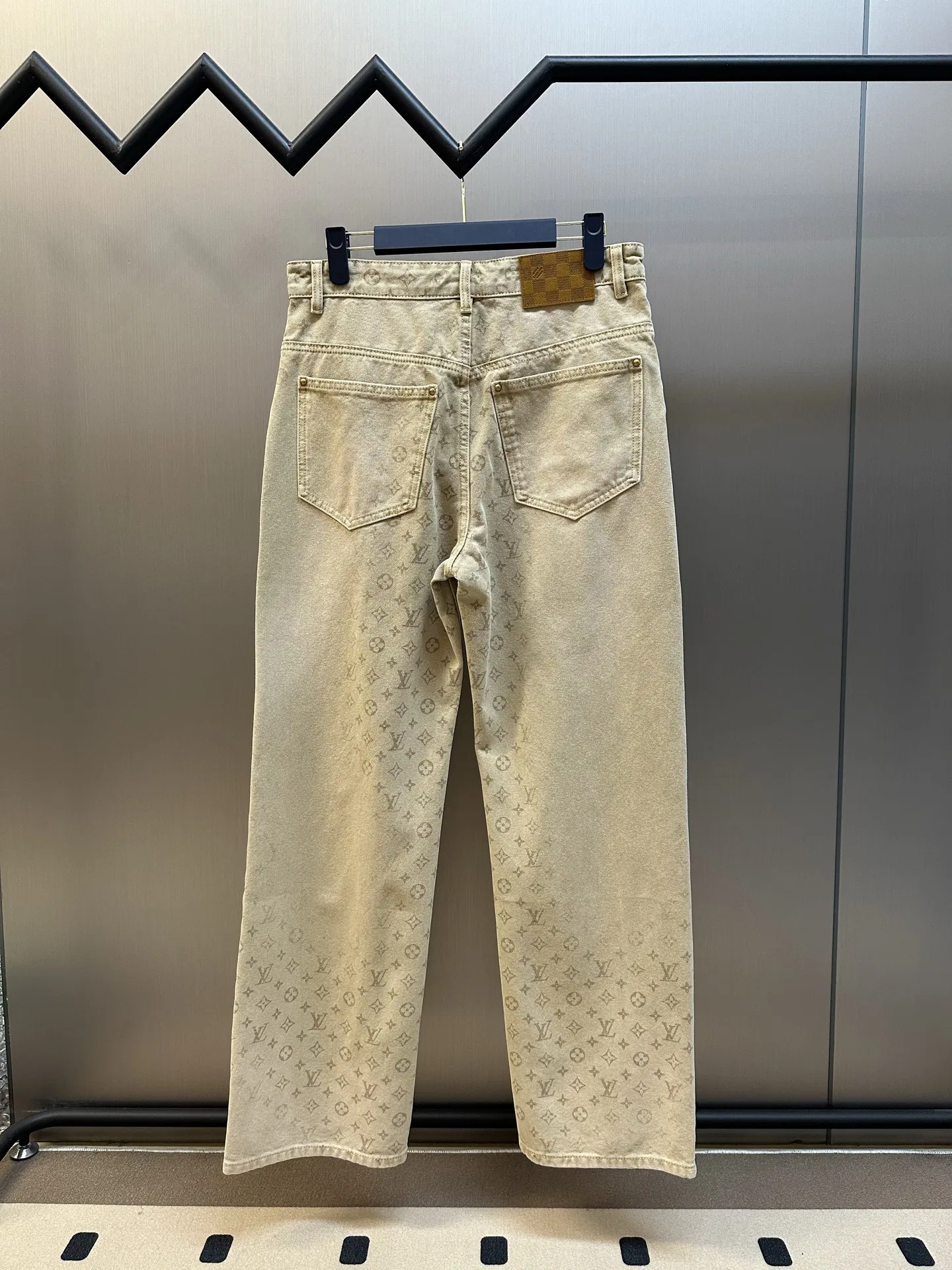 LV 27FW QBTUMXL 040 데님팬츠 3