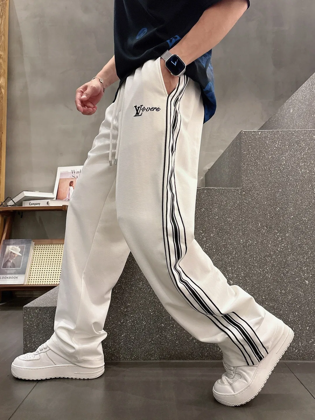 LV 27FW WBOJRAP 043 스웻팬츠