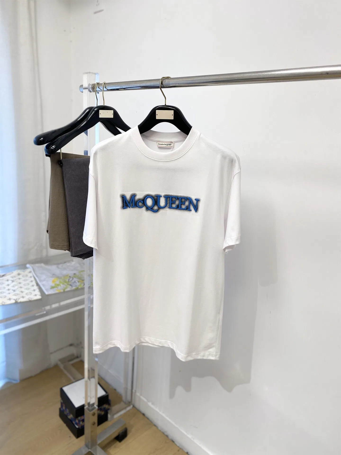 MCQ 27FW COBQBFO 001 반팔티셔츠