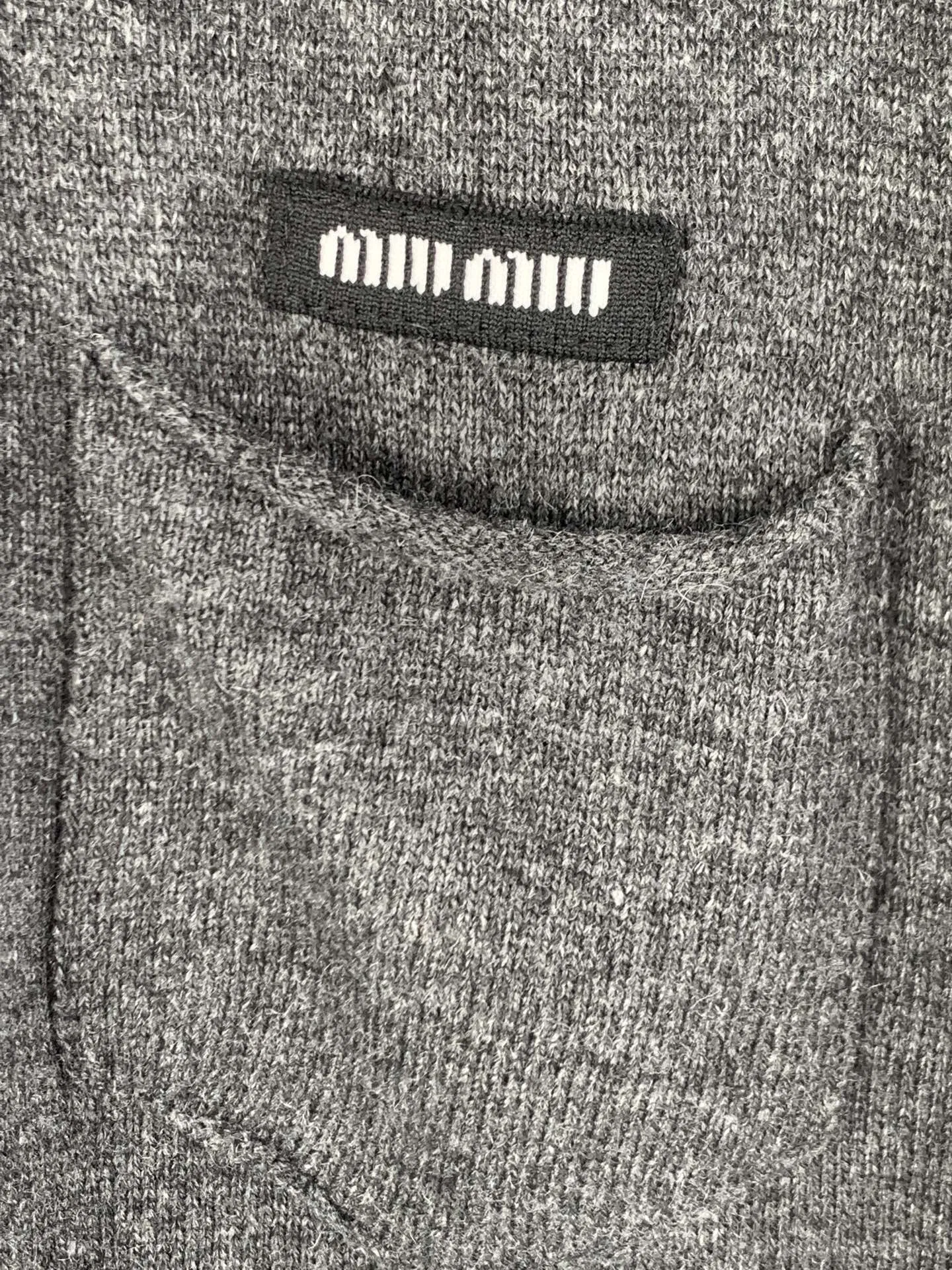 MIU 27FW DJHWJSS 013 폴로반팔티셔츠 5
