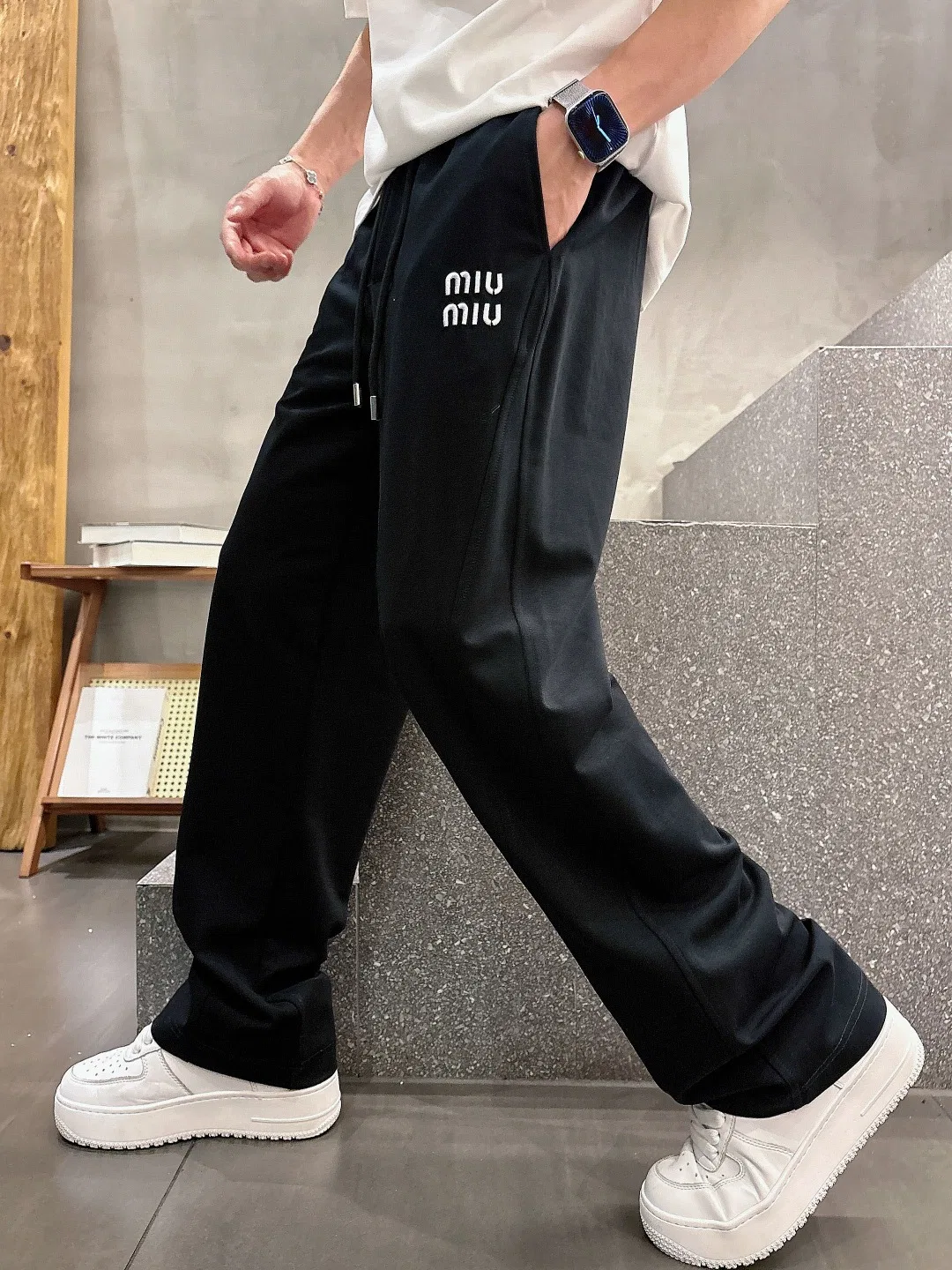 MIU 27FW JAEXKUM 001 스웻팬츠