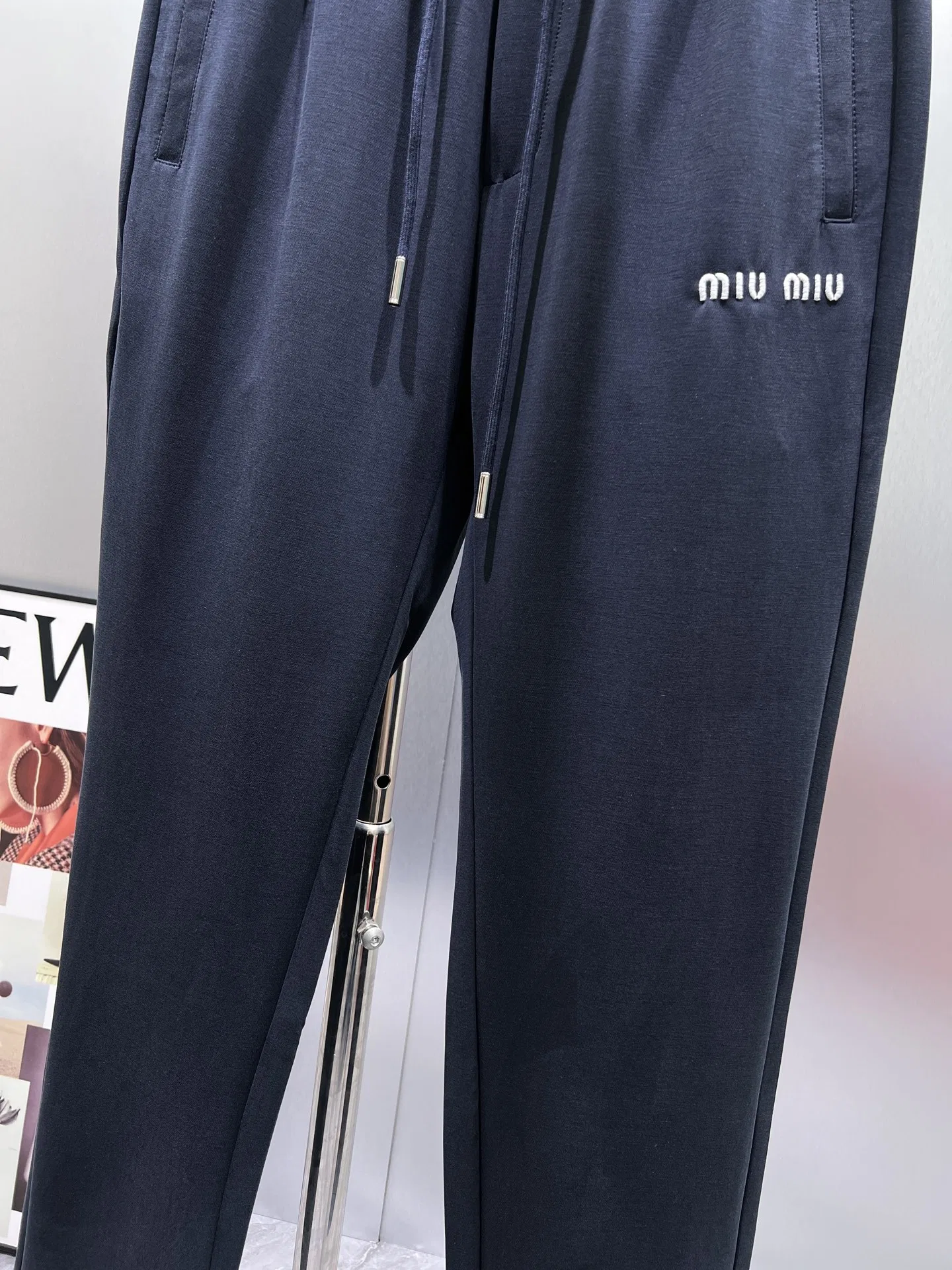MIU 27FW NWHAHGY 003 스웻팬츠 5