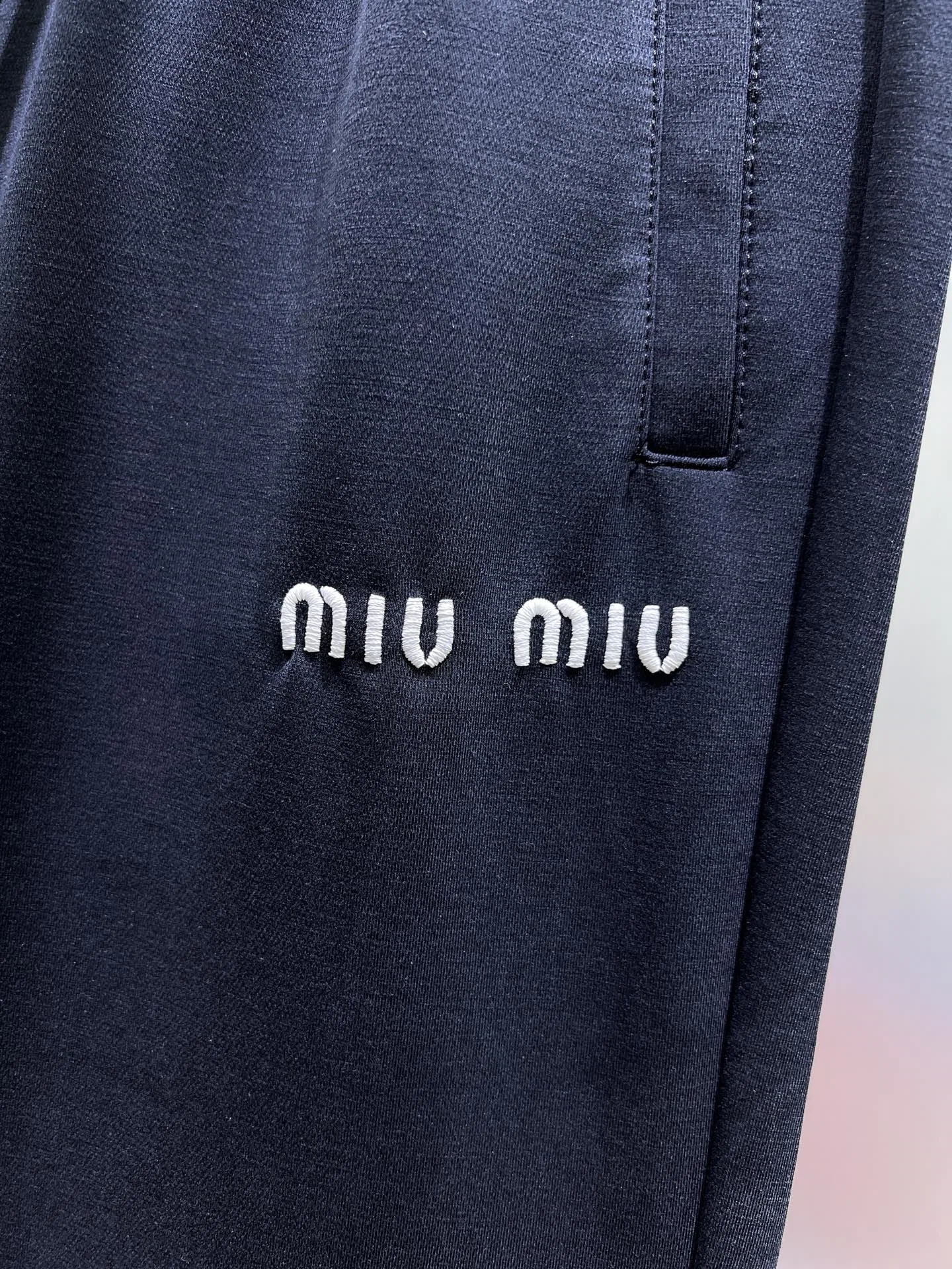 MIU 27FW NWHAHGY 003 스웻팬츠 6