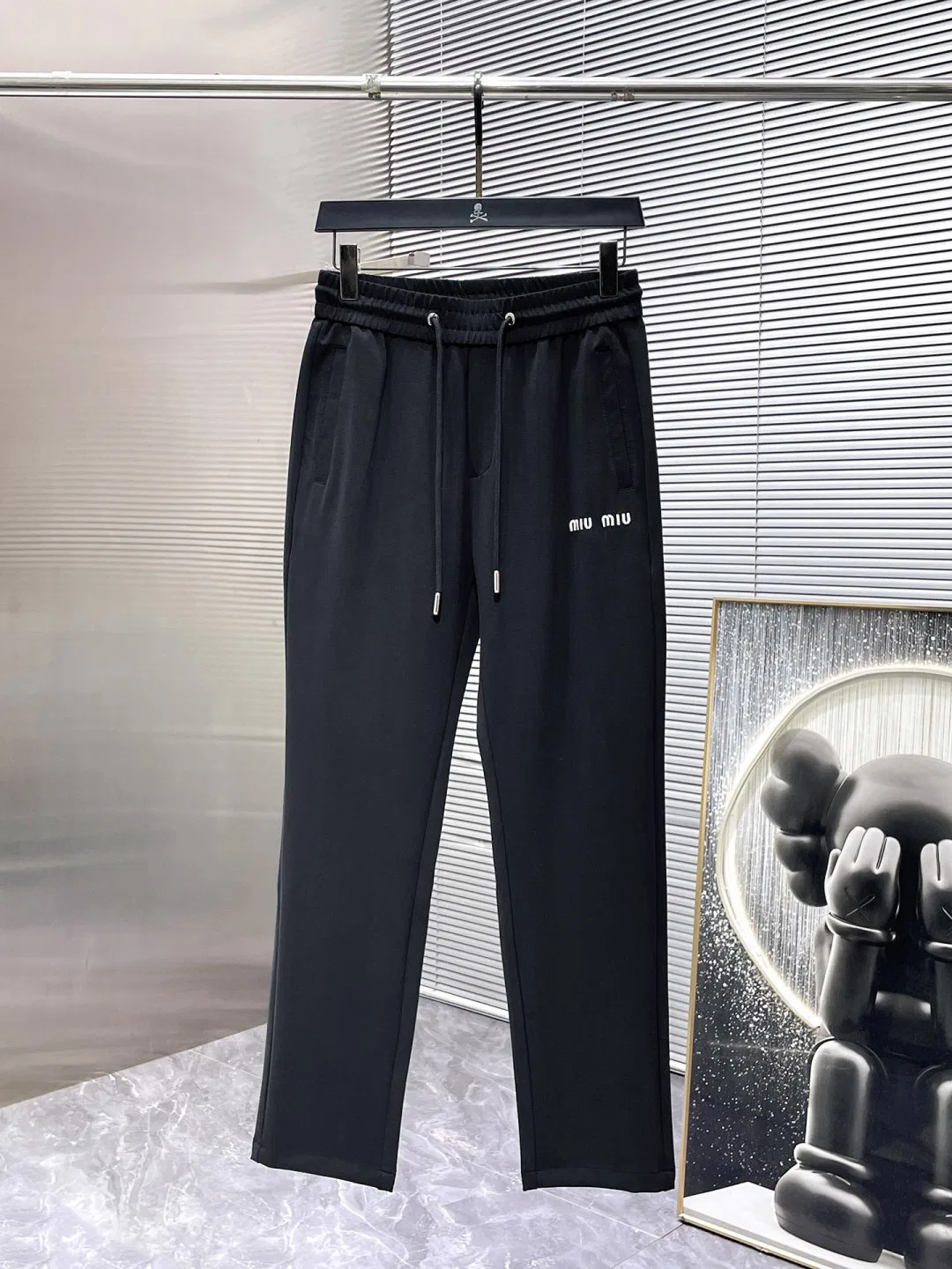 MIU 27FW NWHAHGY 004 스웻팬츠
