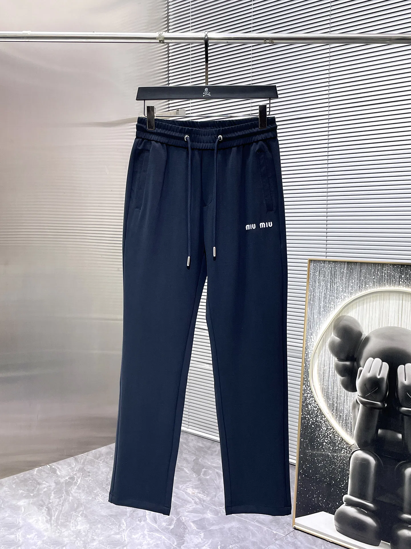 MIU 27FW NWHAHGY 004 스웻팬츠 3