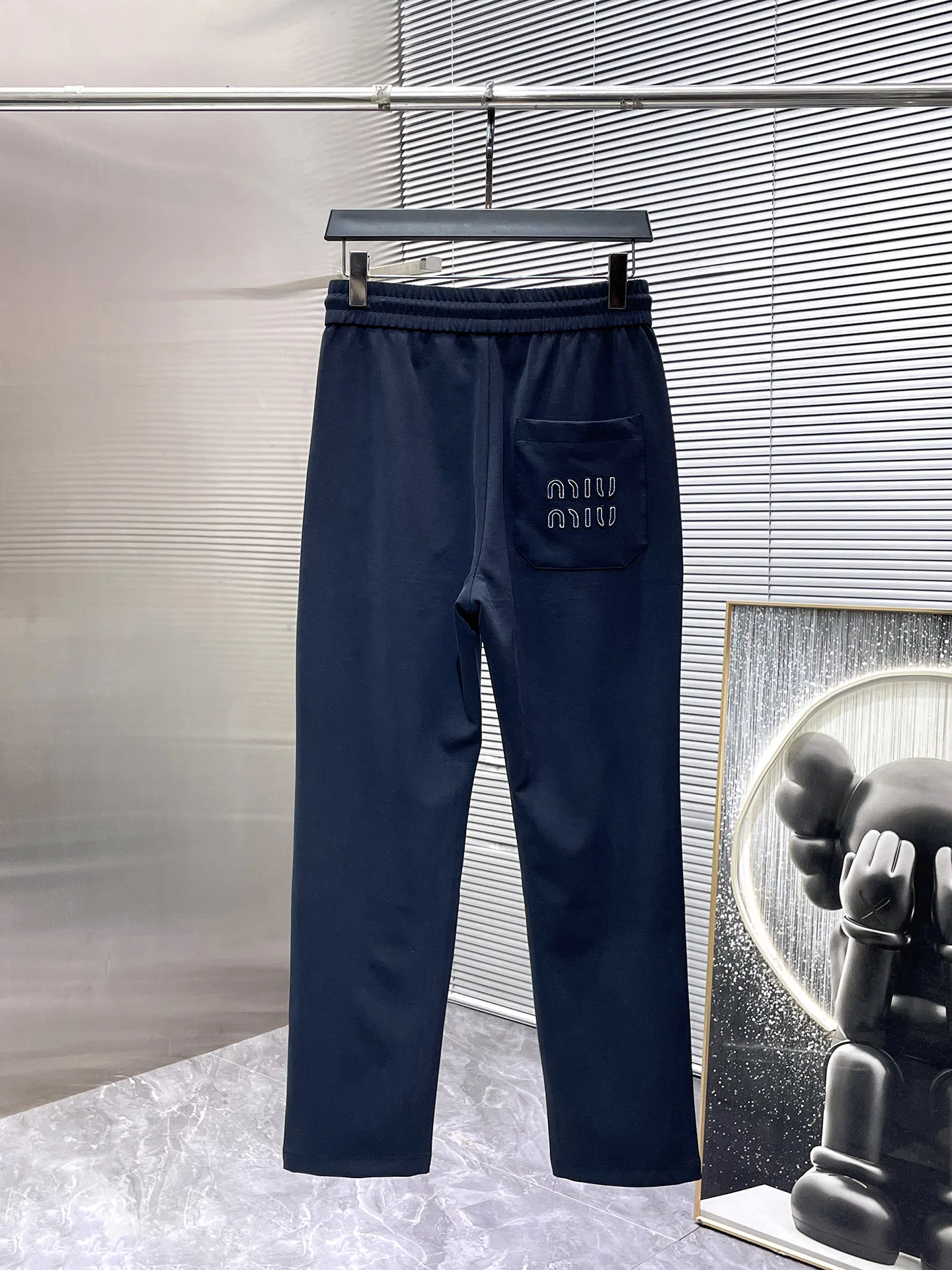 MIU 27FW NWHAHGY 004 스웻팬츠 4