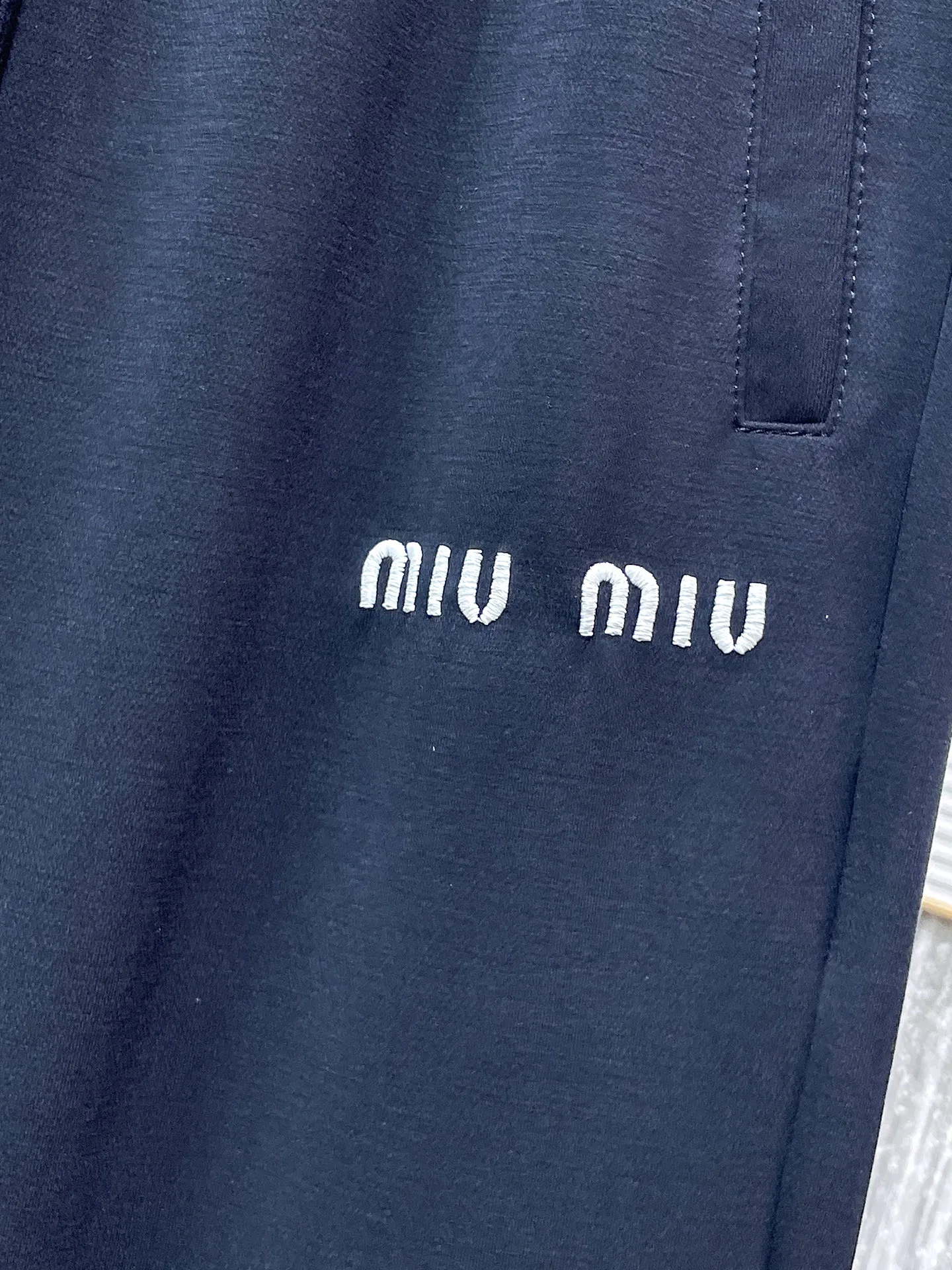 MIU 27FW NWHAHGY 004 스웻팬츠 5